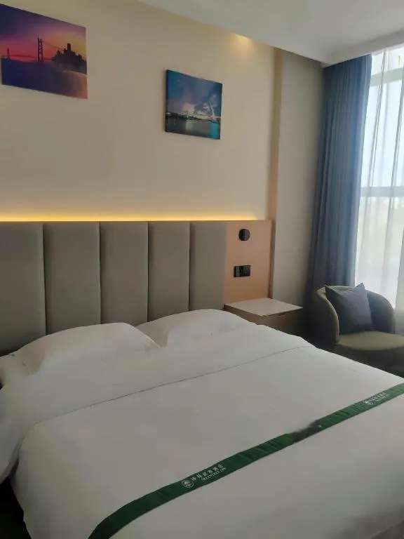 Bed in GreenTree Inn Suzhou Wujiang Zhenze Town Zhennan Road Express Hotel