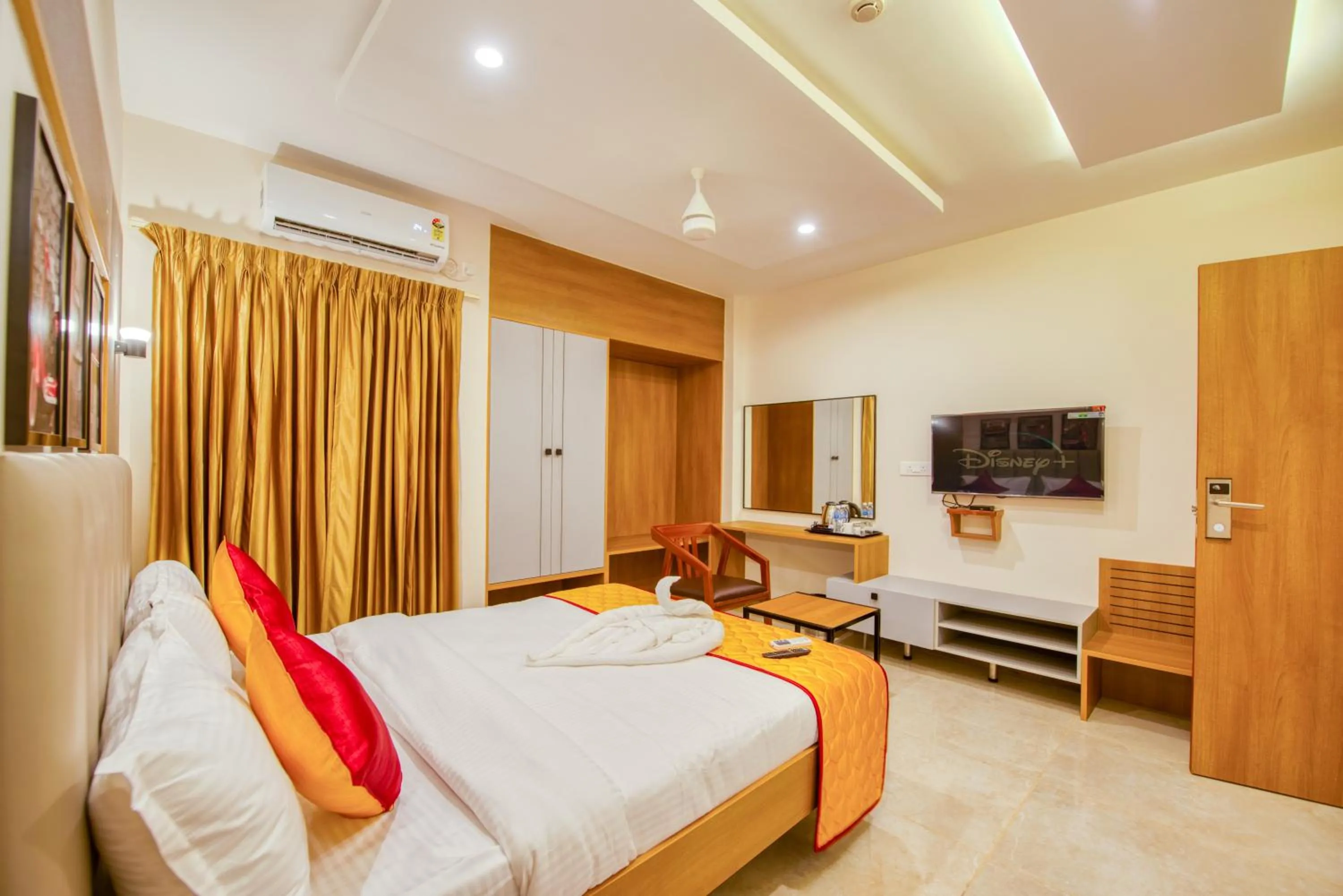 Bedroom, Bed in Hotel Sunlight