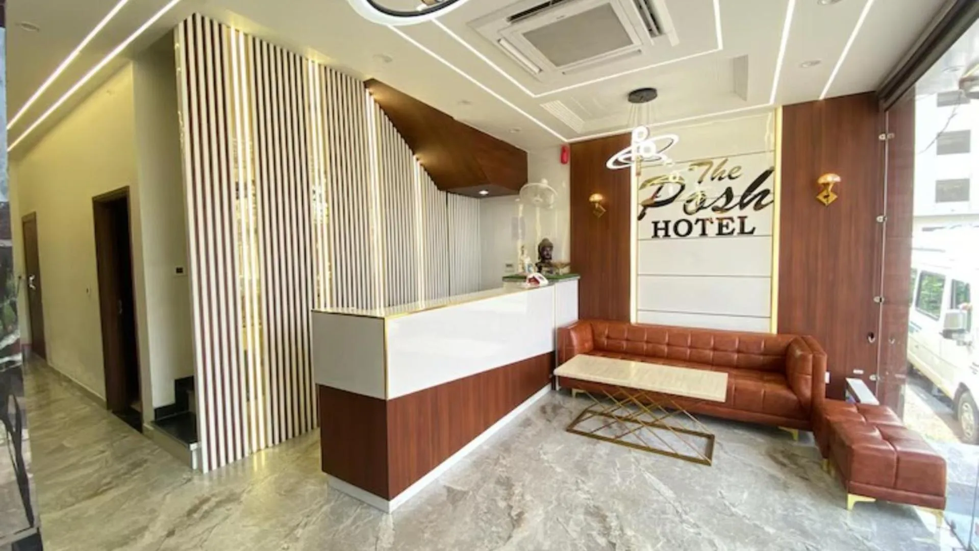 Text overlay in The Posh Hotel