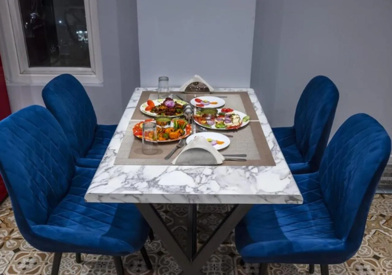 Restaurant/places to eat in The Posh Hotel