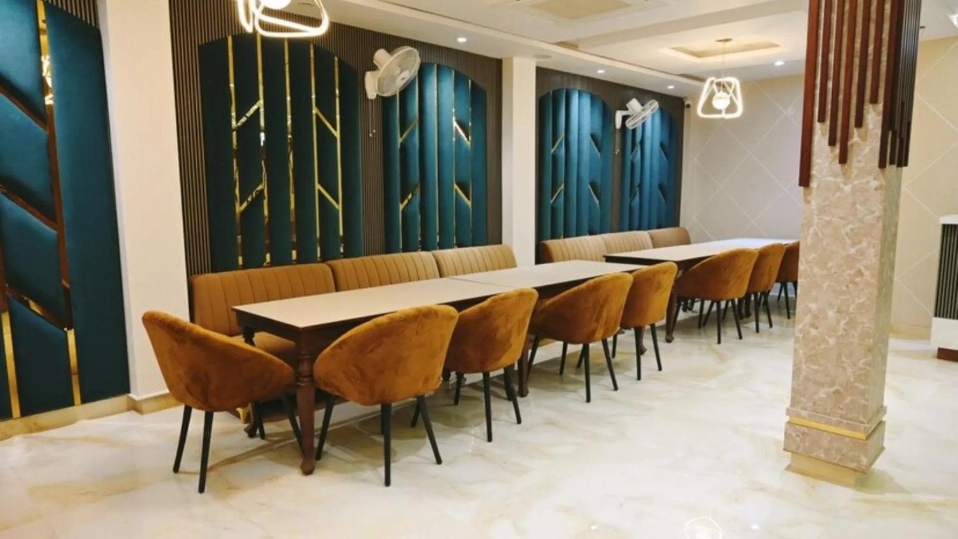 Restaurant/places to eat in The Posh Hotel