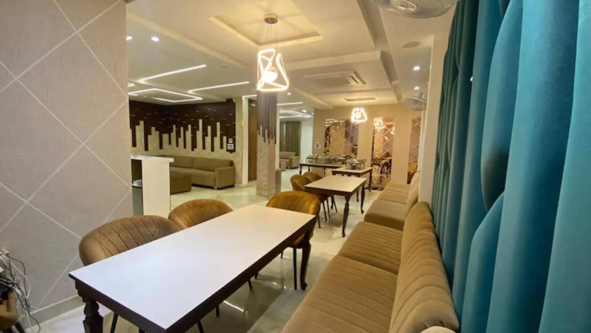 Restaurant/places to eat in The Posh Hotel