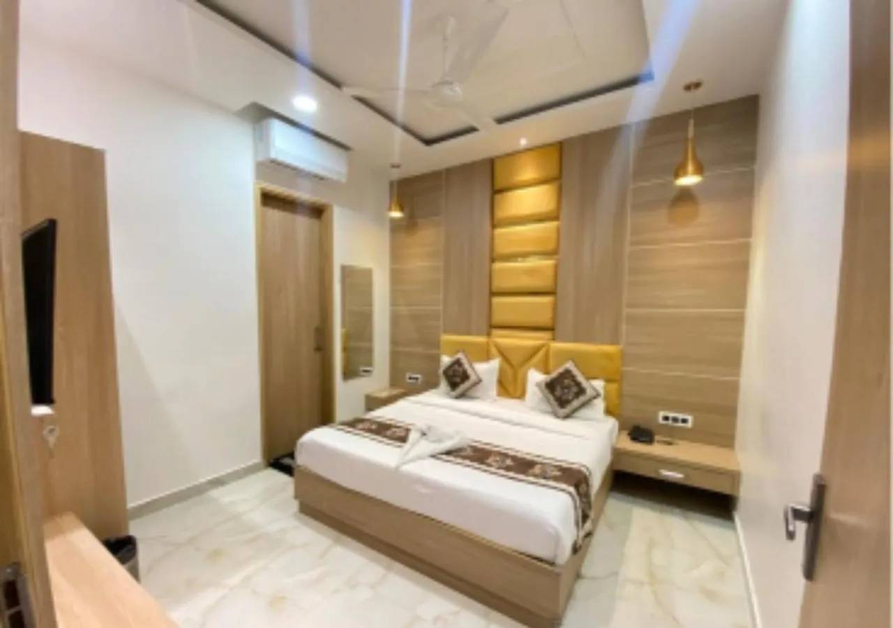 Bedroom, Bed in The Posh Hotel