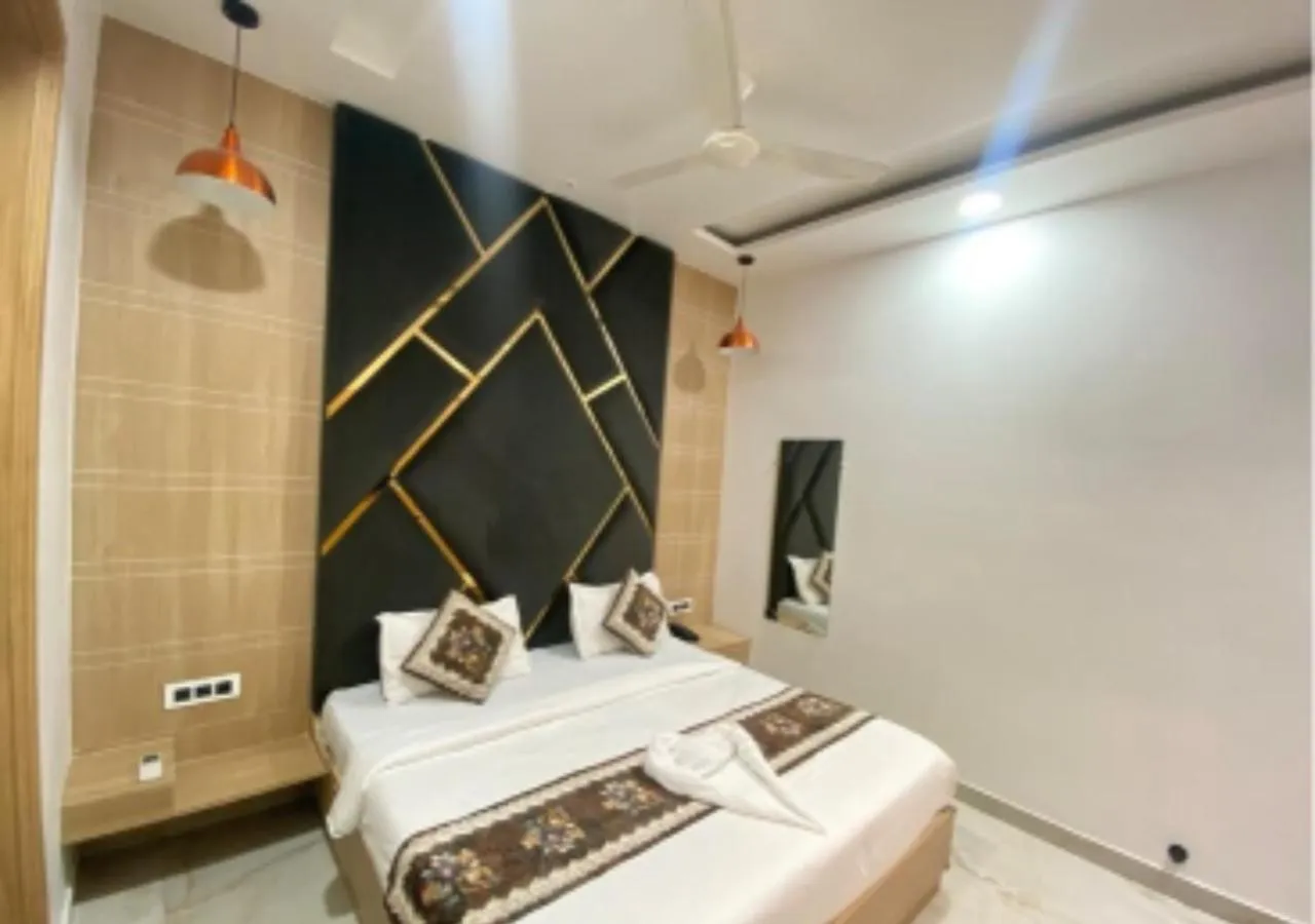 Bedroom, Bed in The Posh Hotel