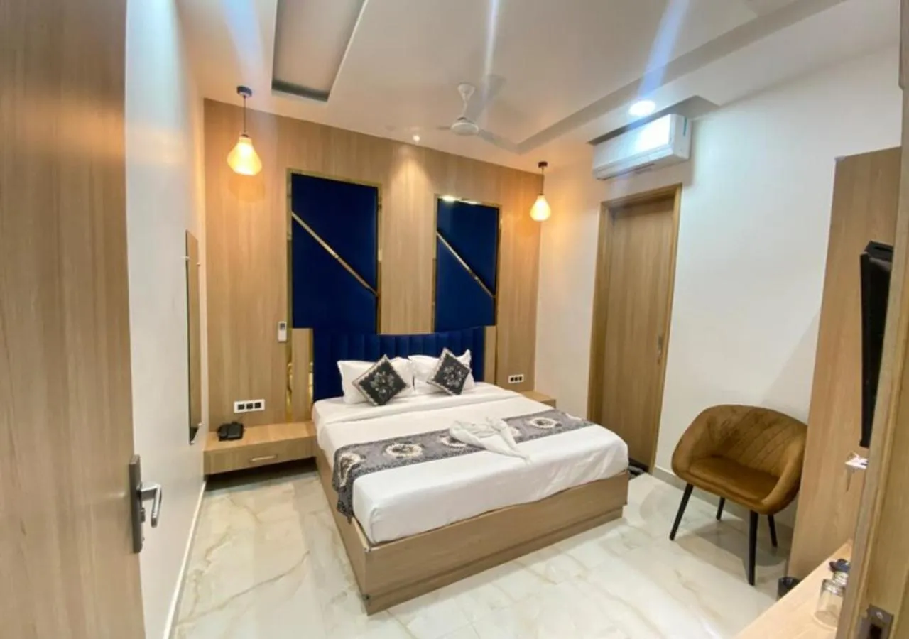 Bedroom, Bed in The Posh Hotel