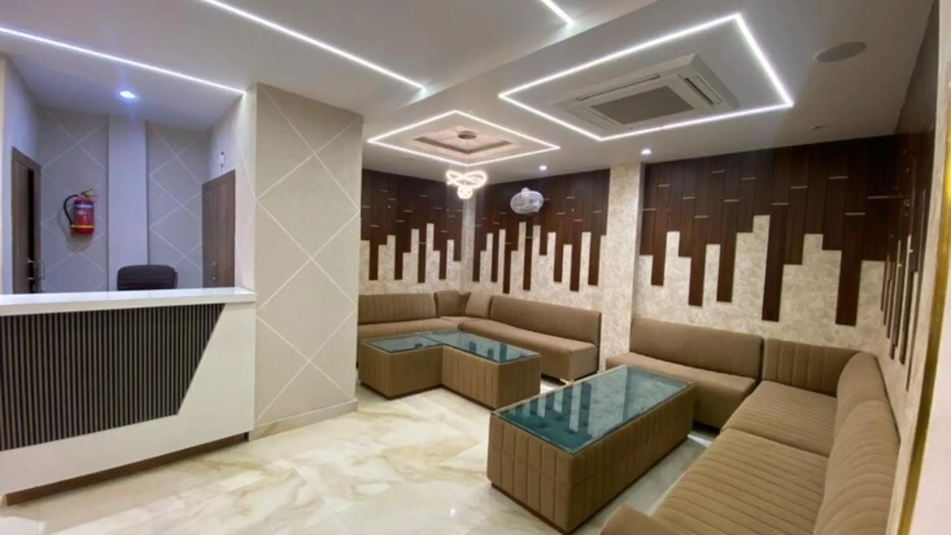 Text overlay in The Posh Hotel