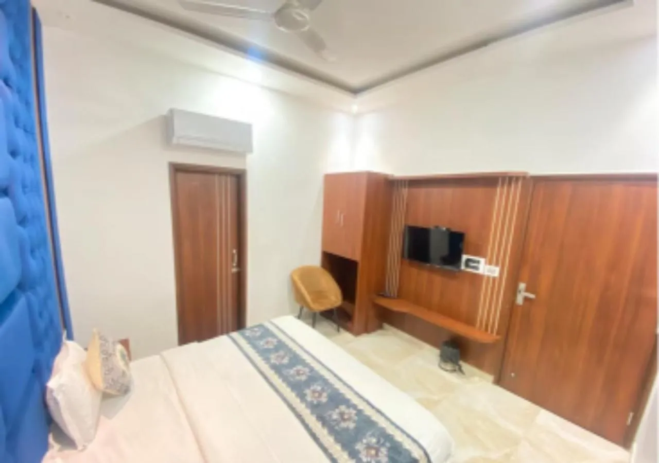 Bedroom, Bed in The Posh Hotel