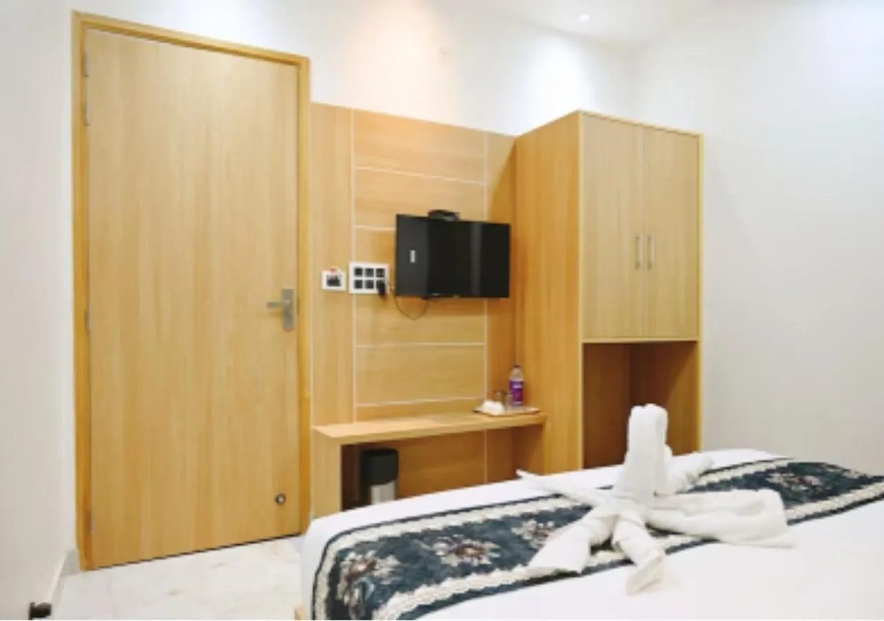 Bedroom, Bed in The Posh Hotel