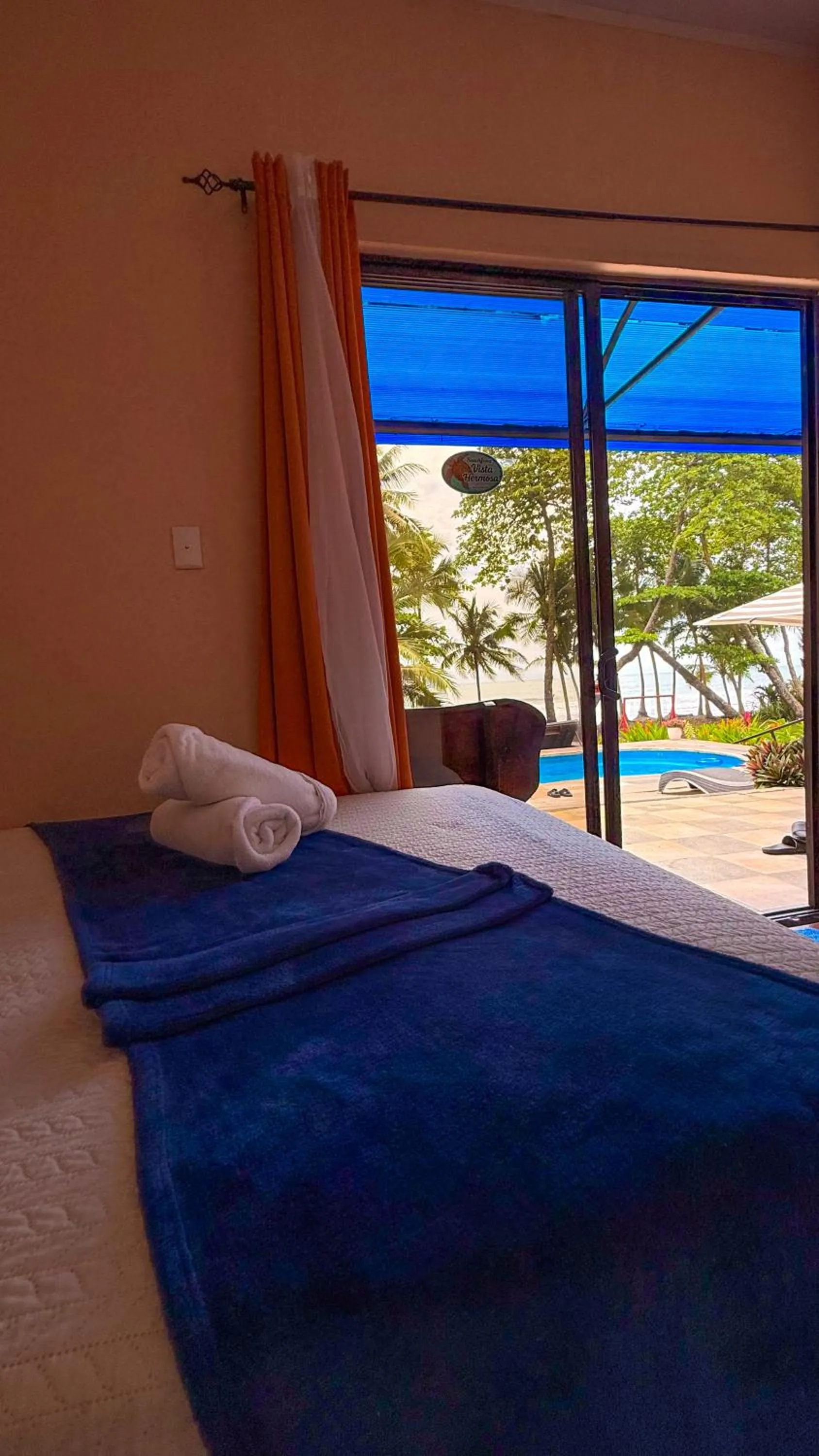 Pool view, Bed in Hotel Beachfront Vista Hermosa