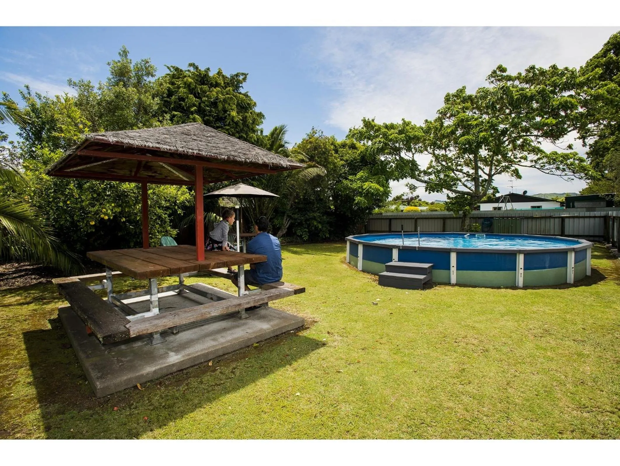 Swimming pool in Travellers Inn Motel