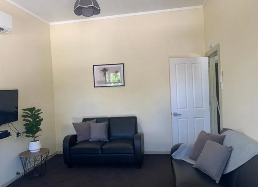 Living room in Travellers Inn Motel