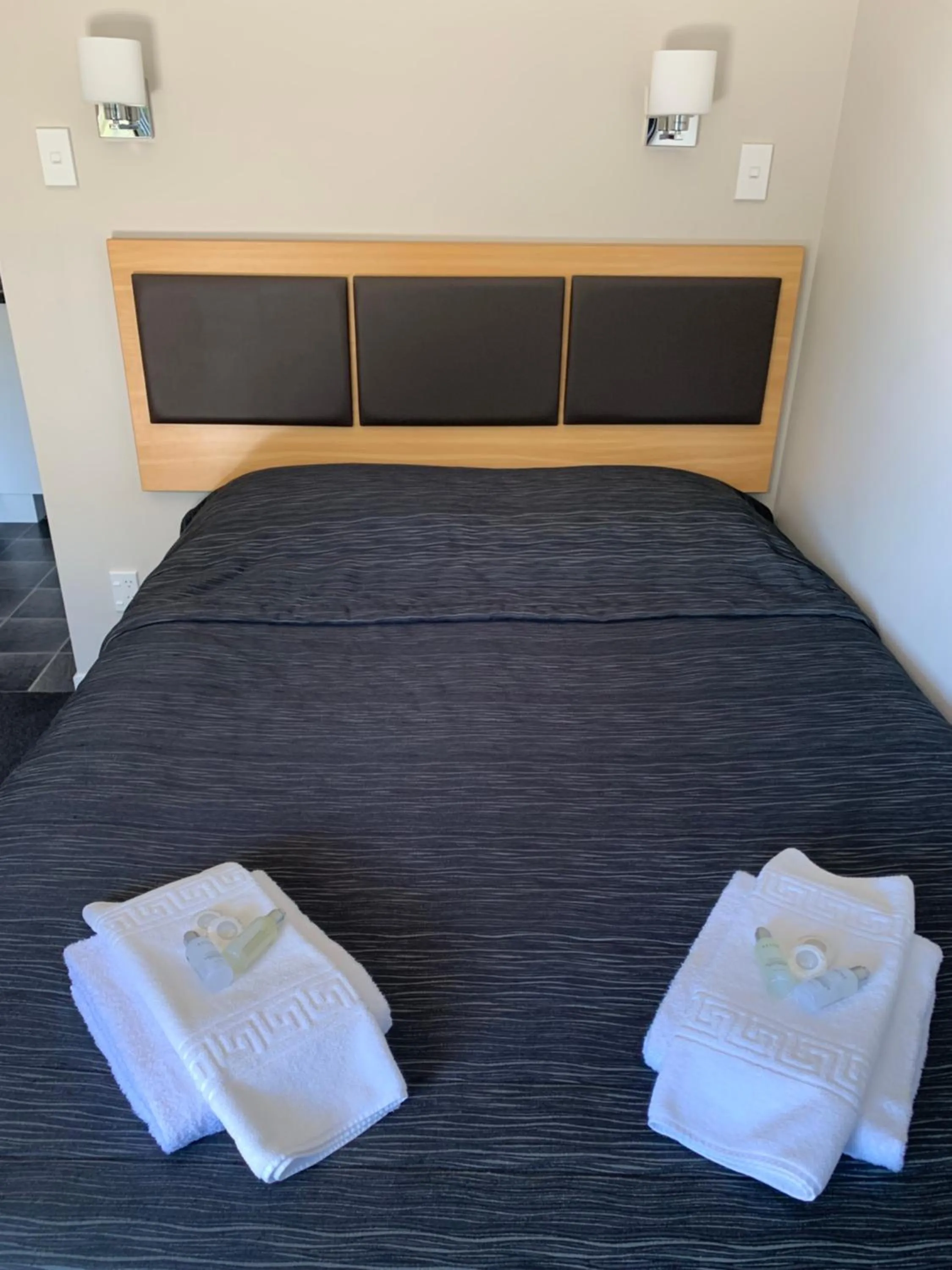 Bed in Travellers Inn Motel