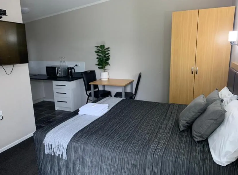 Bed in Travellers Inn Motel