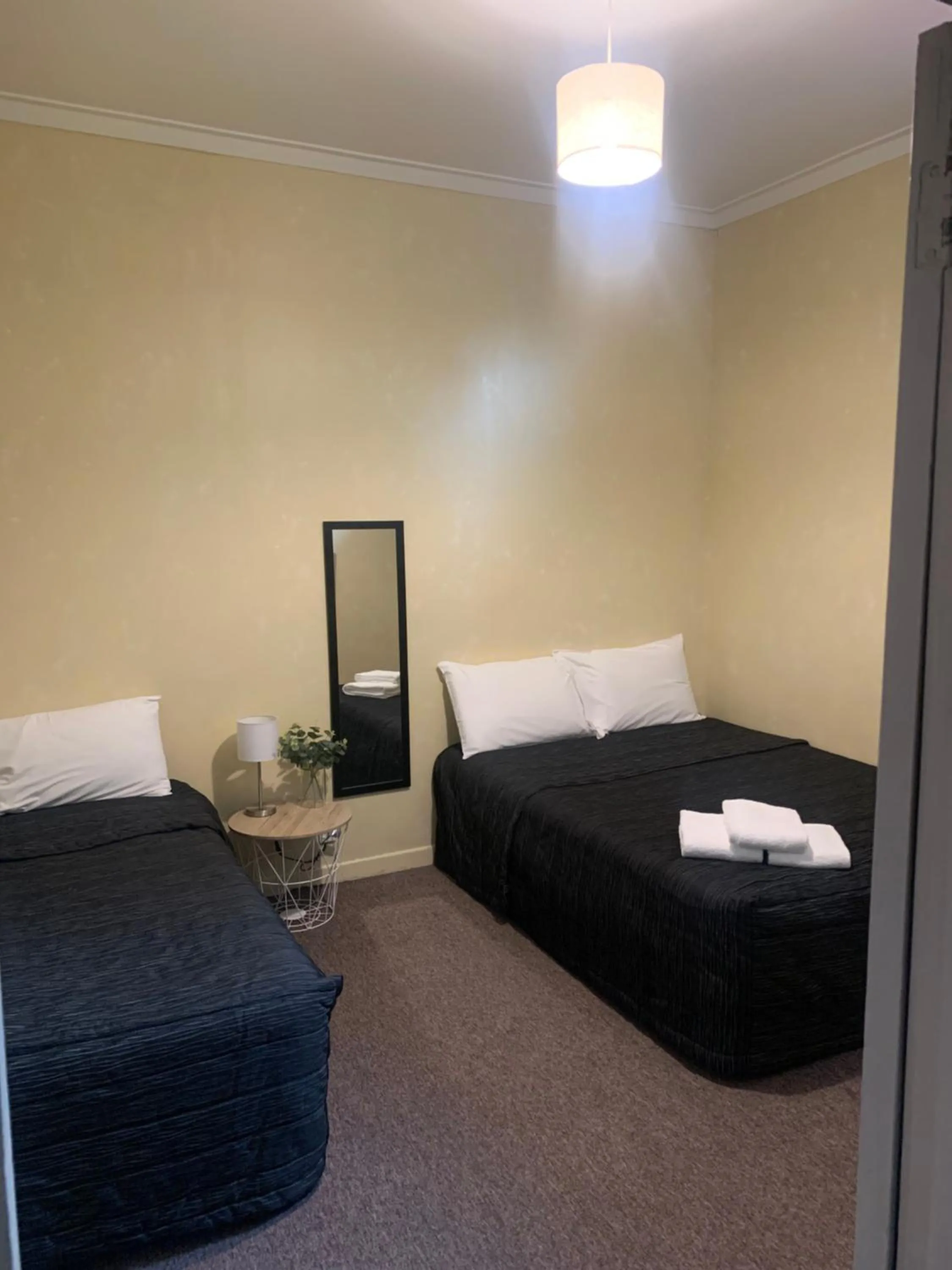 Bed in Travellers Inn Motel