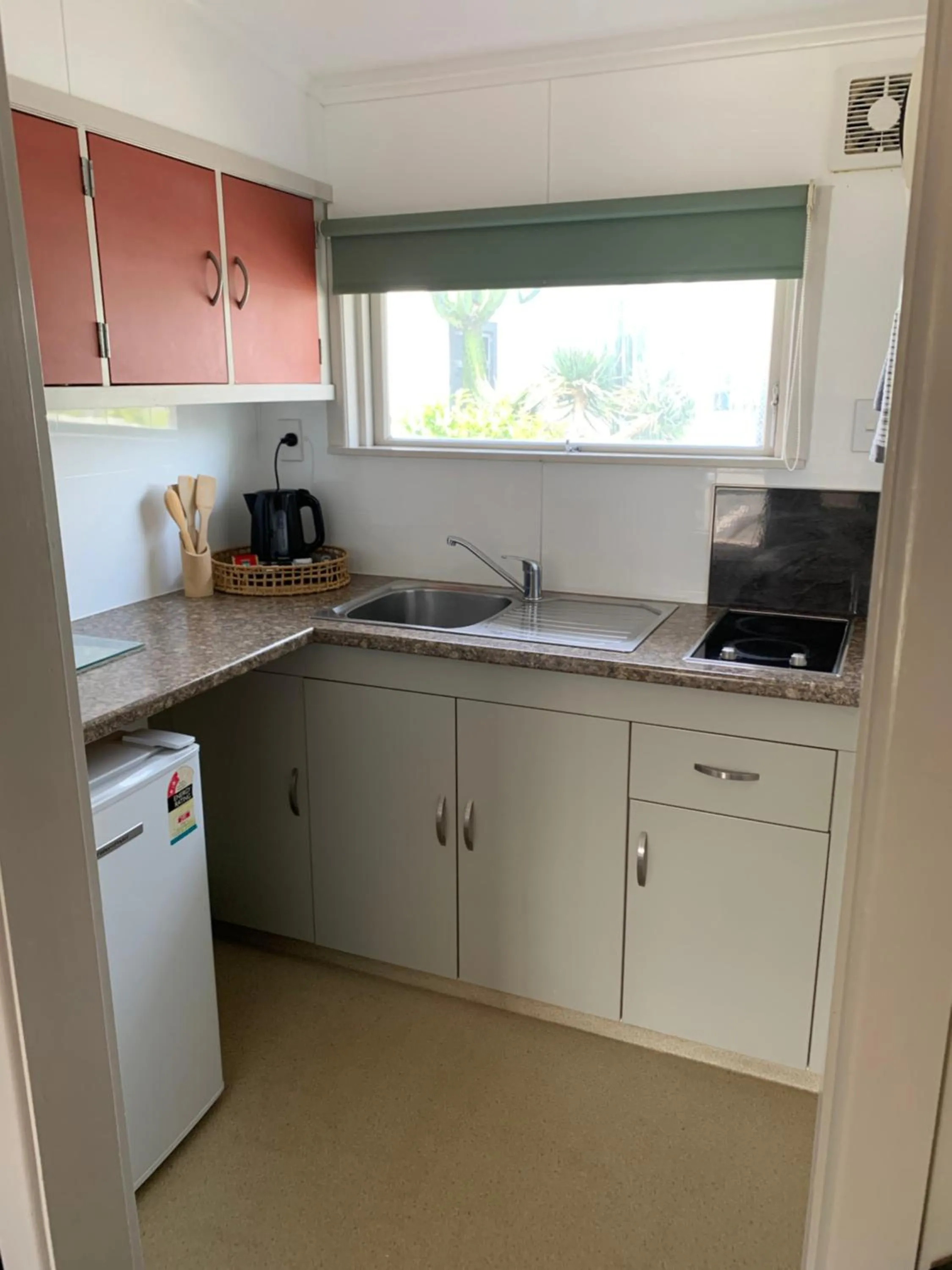 Kitchen or kitchenette in Travellers Inn Motel