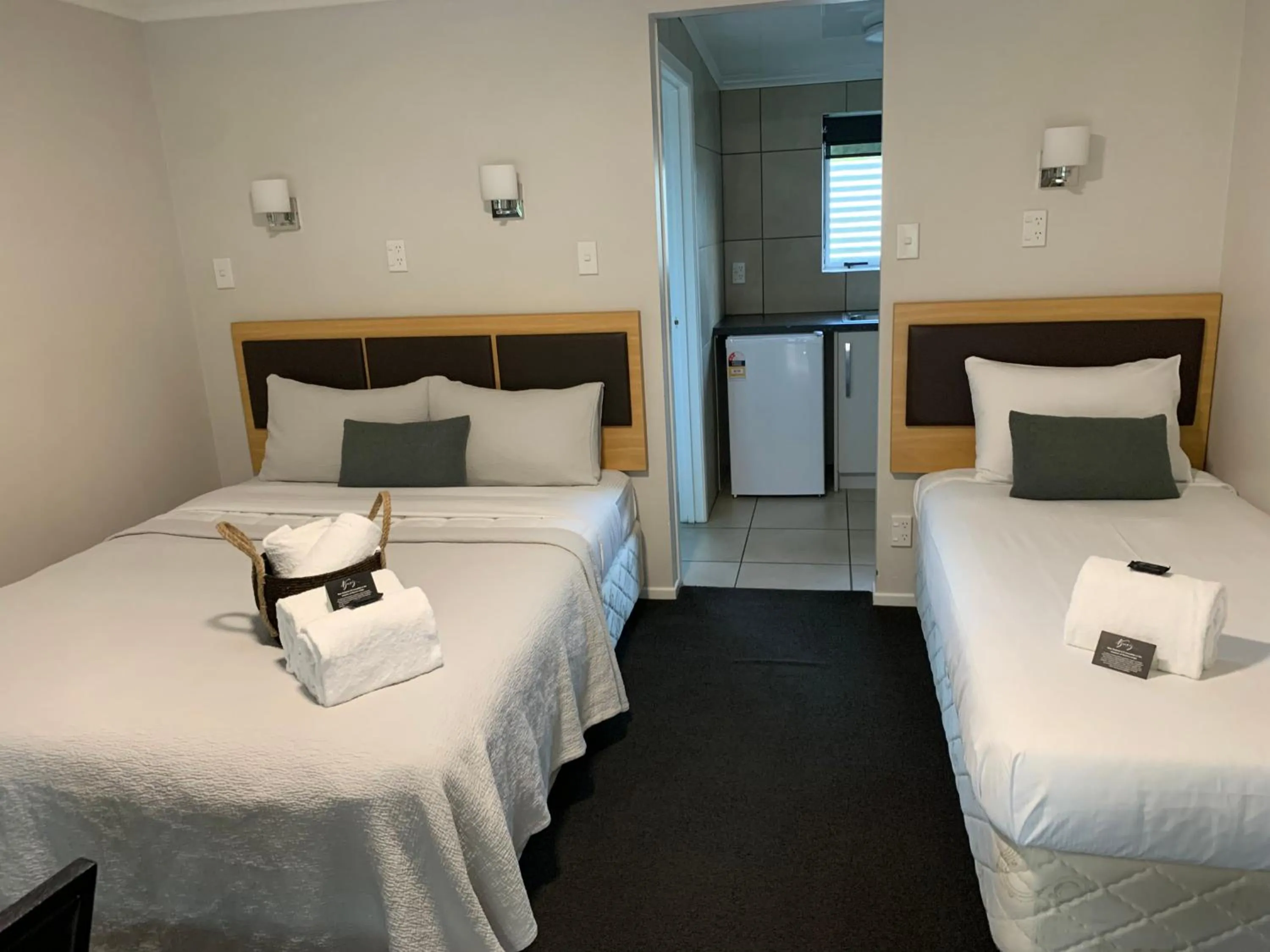 Bed in Travellers Inn Motel