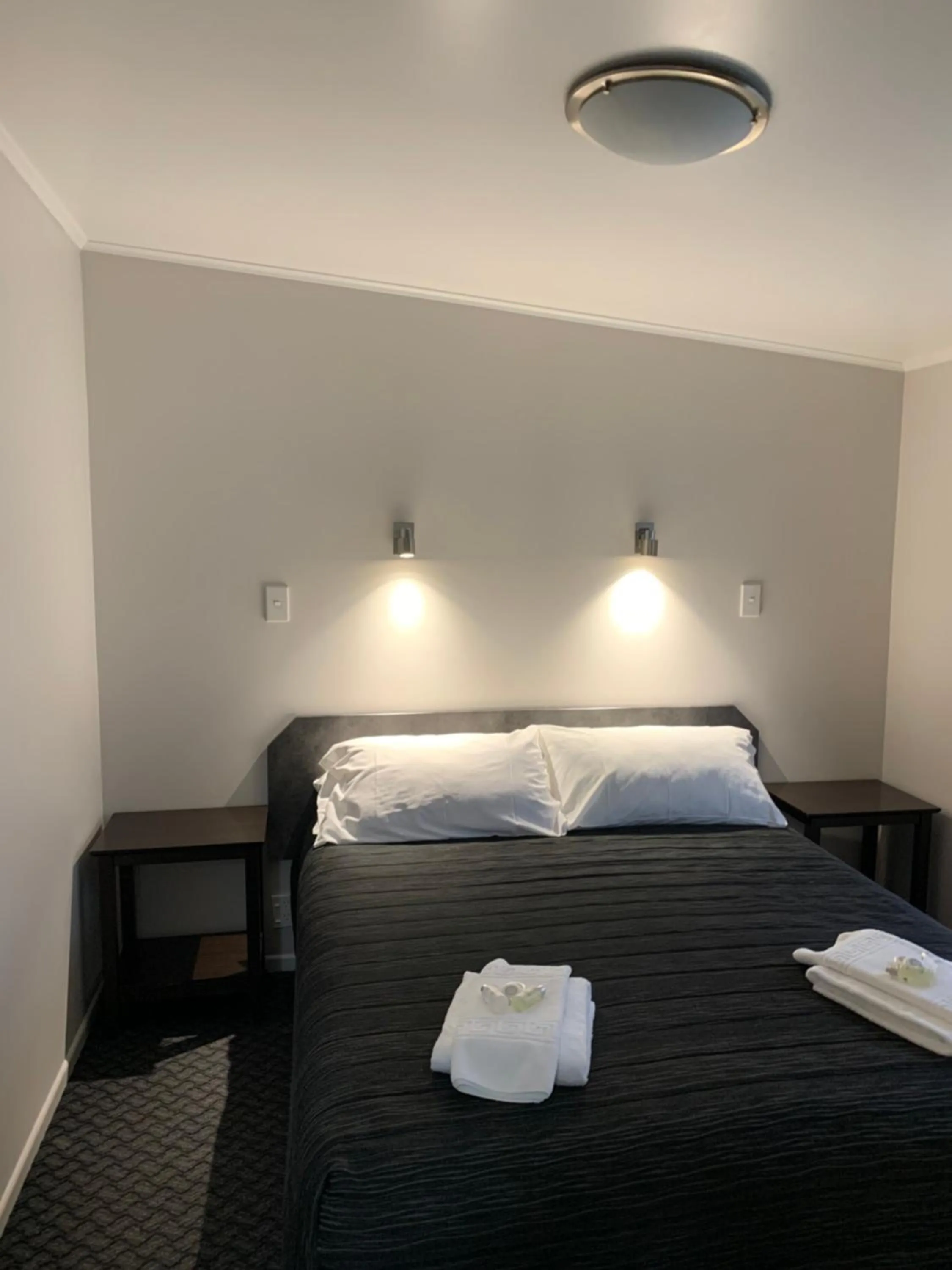 Bed in Travellers Inn Motel