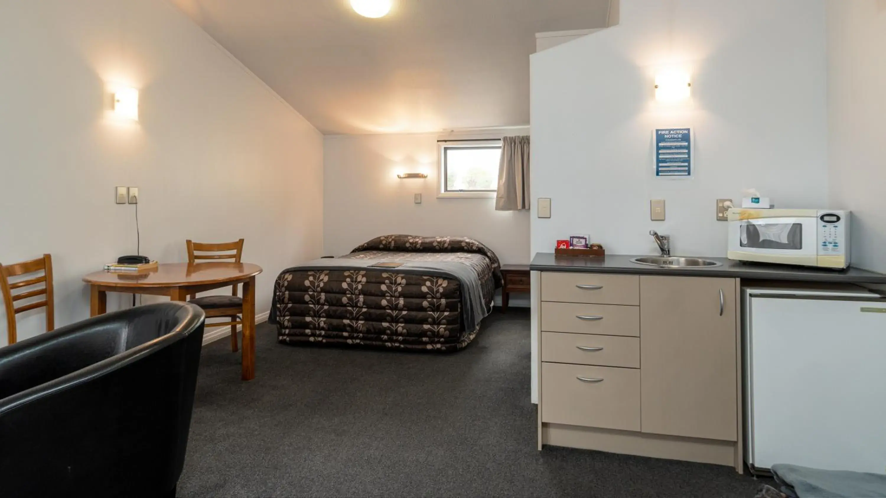 Superior Queen Room in Centennial Court Hotel Superior Queen Room in Centennial Court Hotel