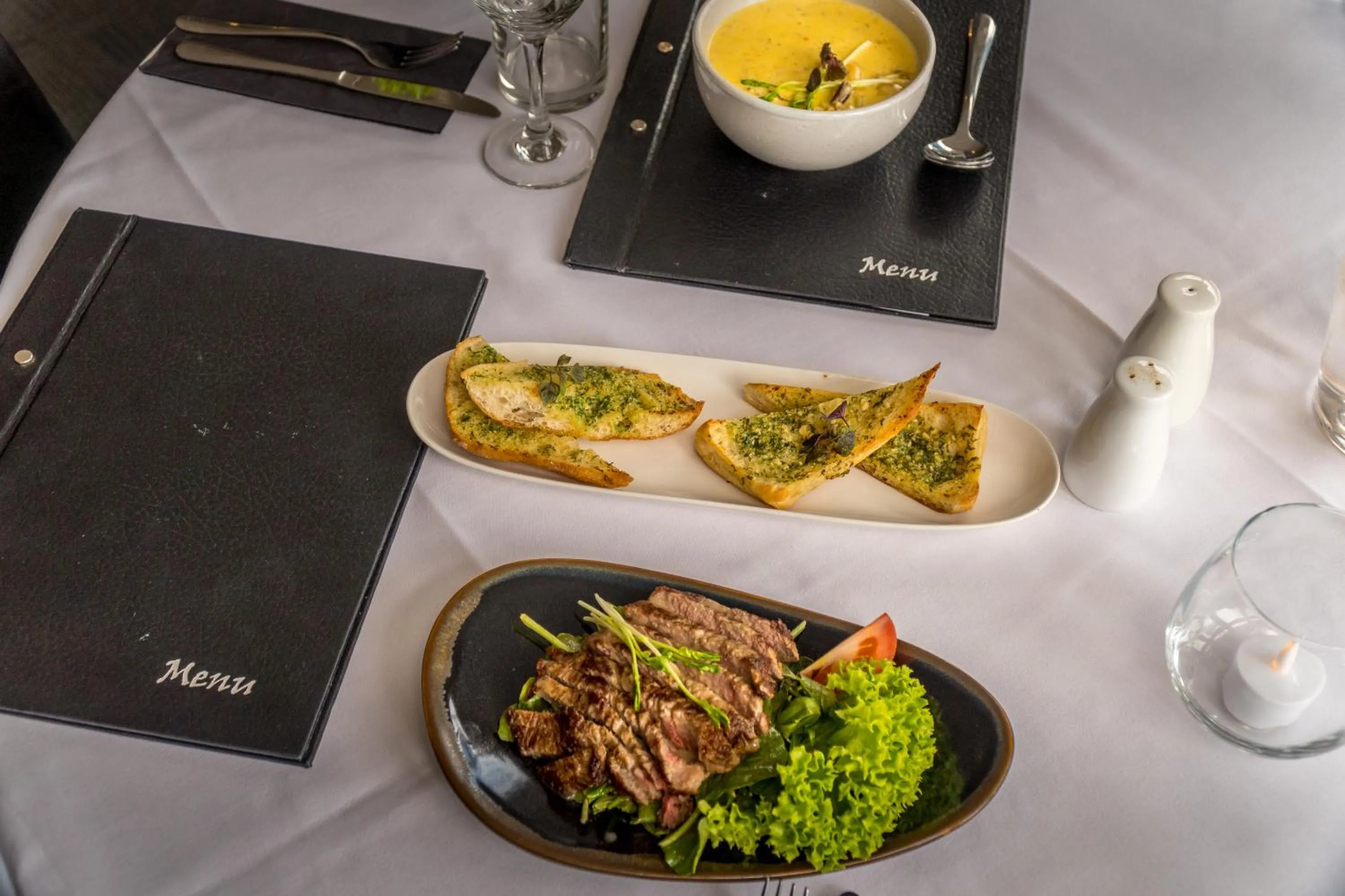 Restaurant/places to eat in Centennial Court Hotel