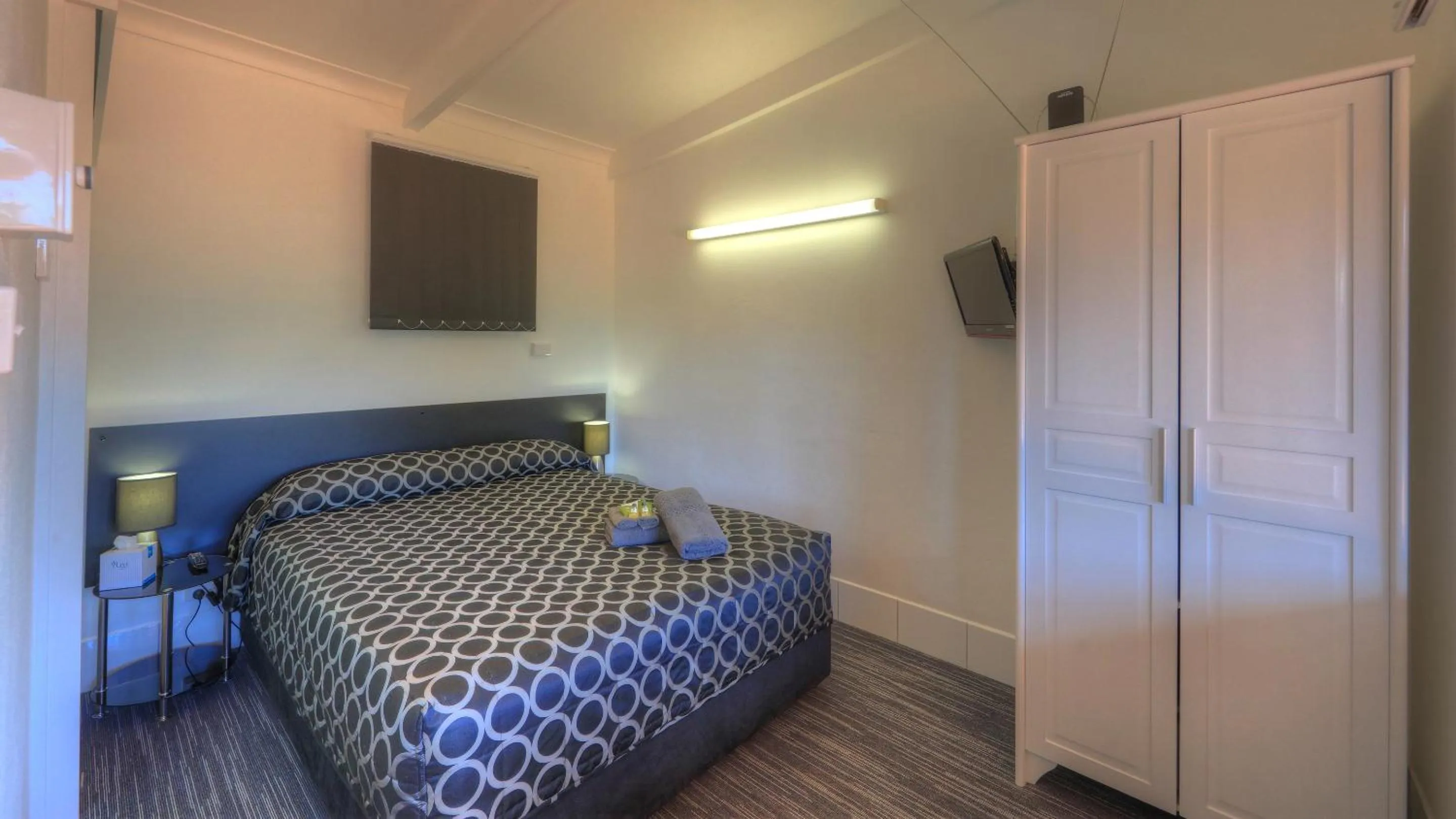 Bed in Twin Swans Motel