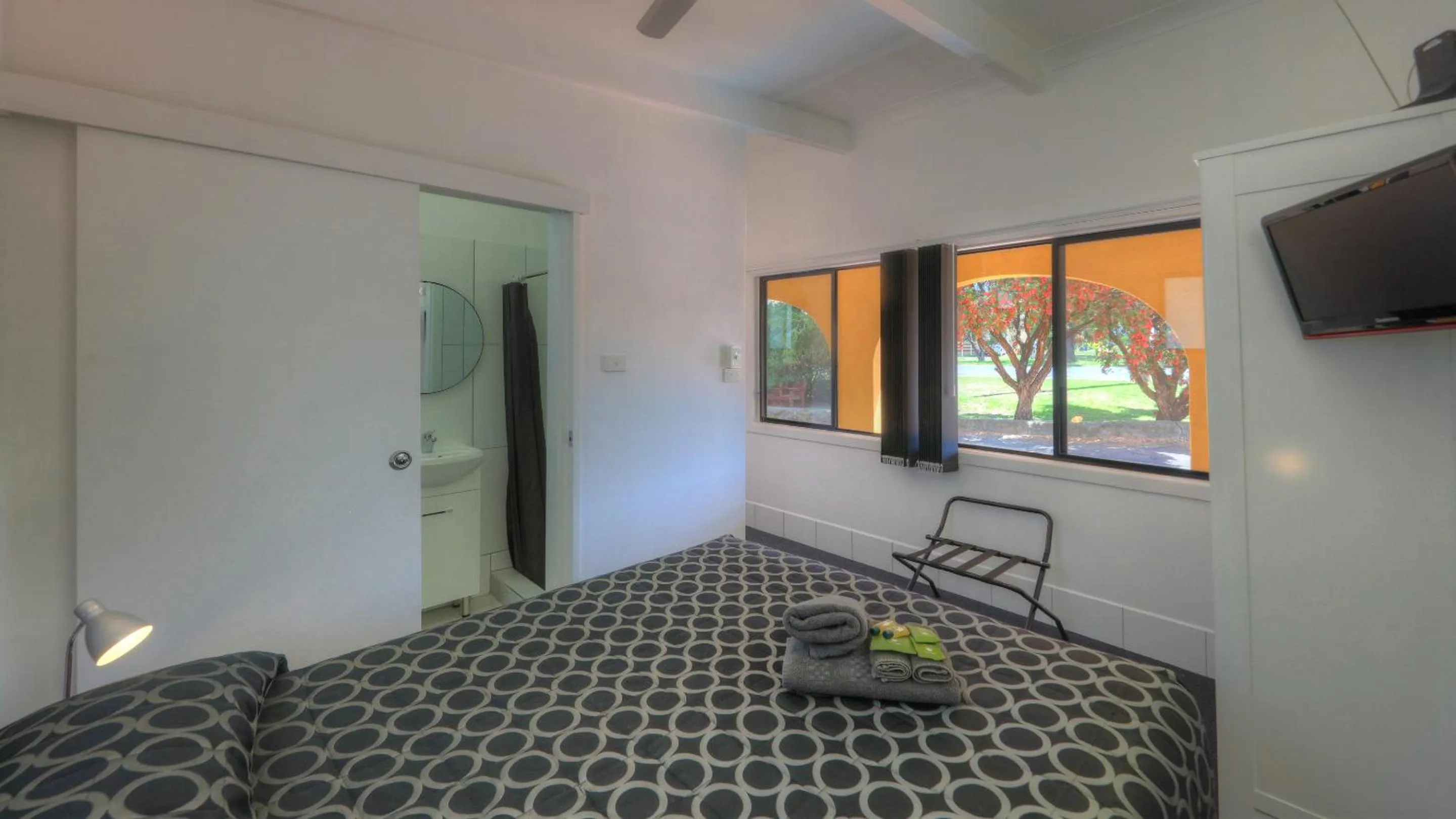 Bed in Twin Swans Motel