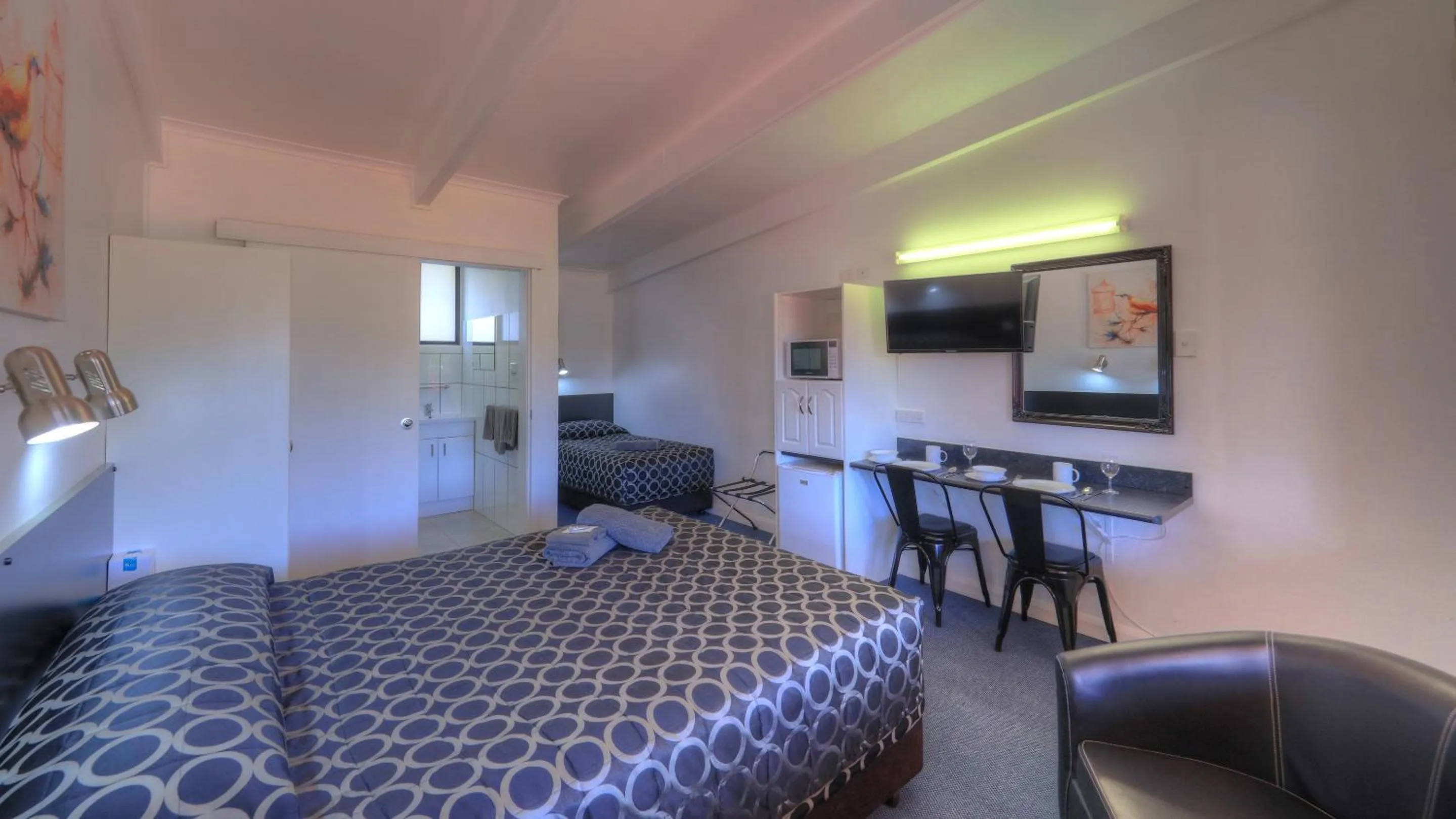 Bed in Twin Swans Motel