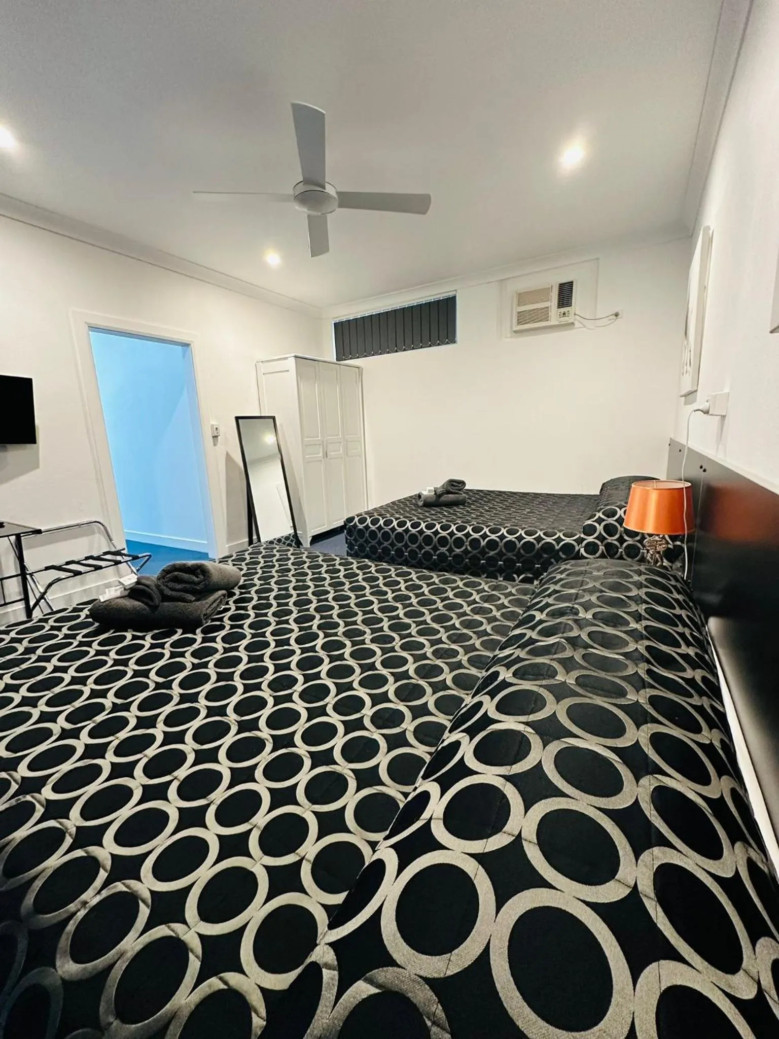 Bed in Twin Swans Motel