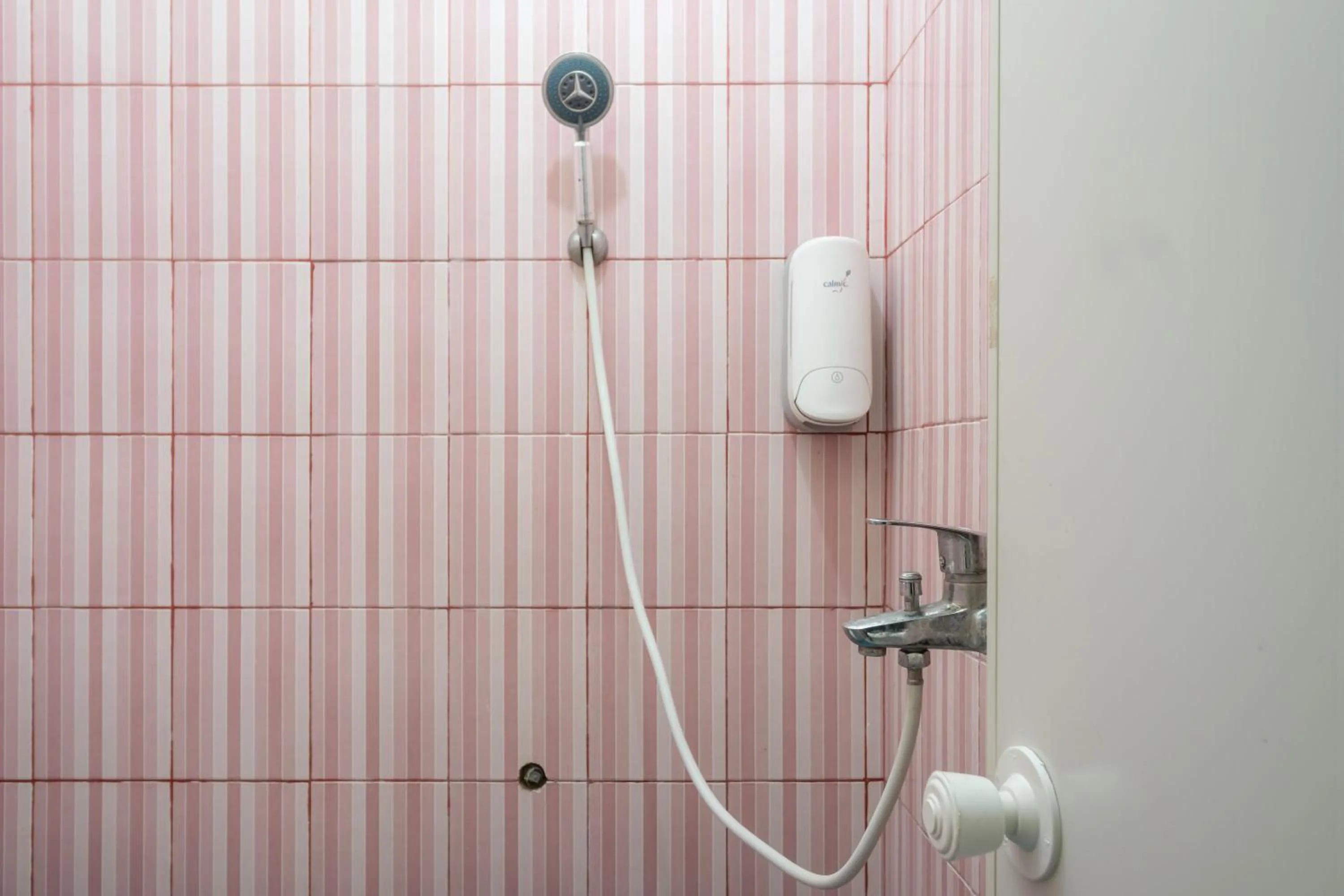 Bathroom in RedDoorz near Pondok Indah Water Park