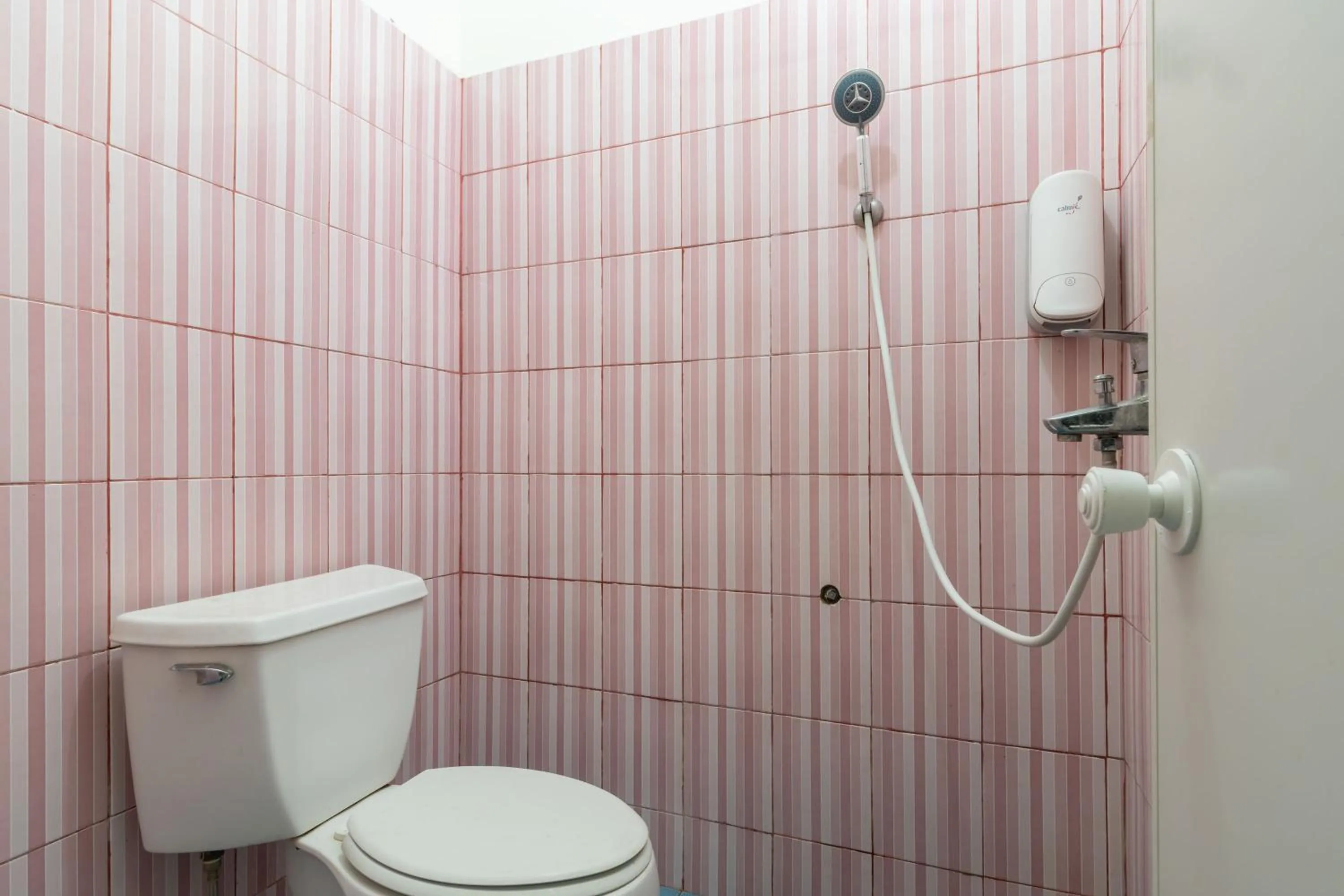 Bathroom in RedDoorz near Pondok Indah Water Park