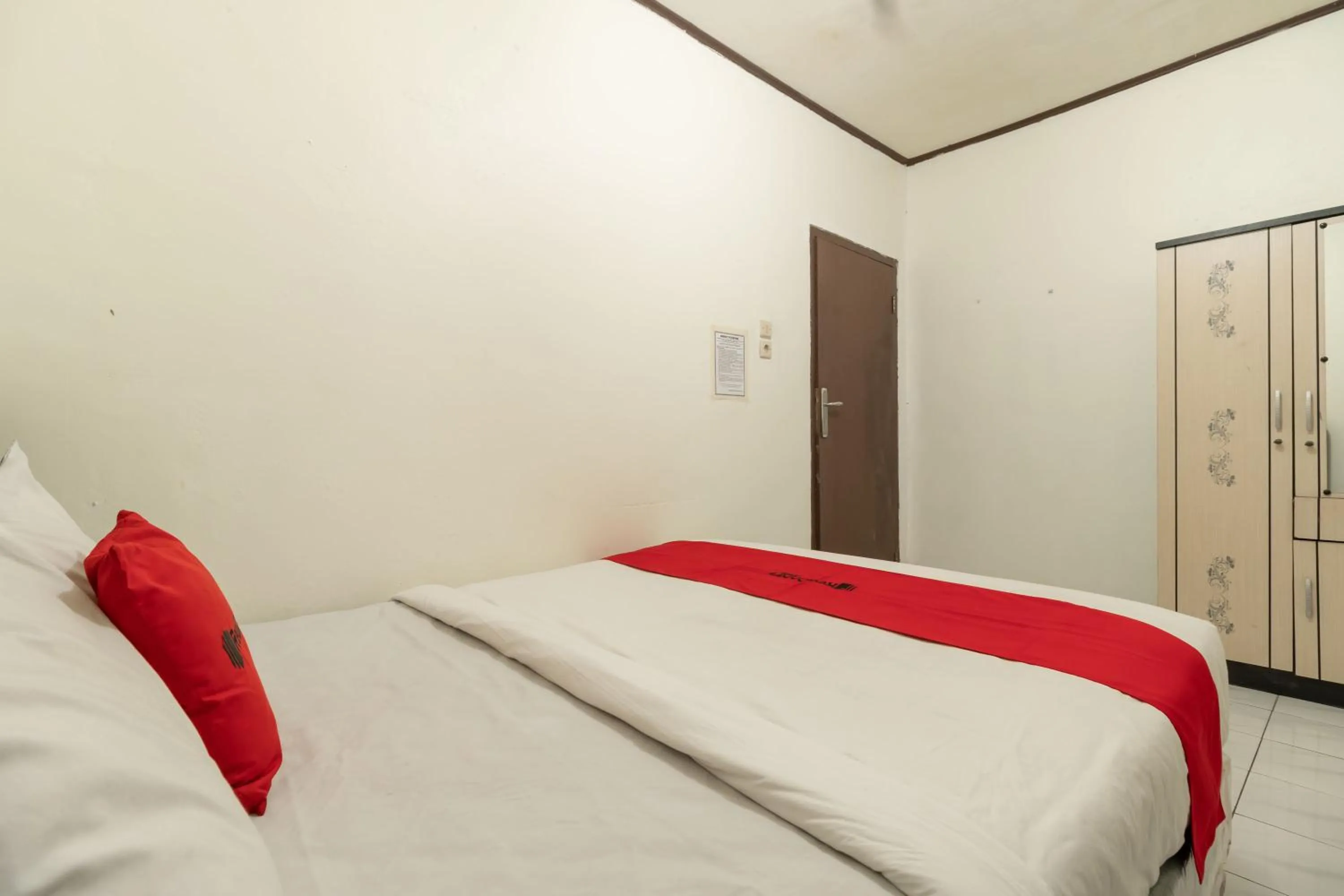 Bedroom, Bed in RedDoorz near Pondok Indah Water Park