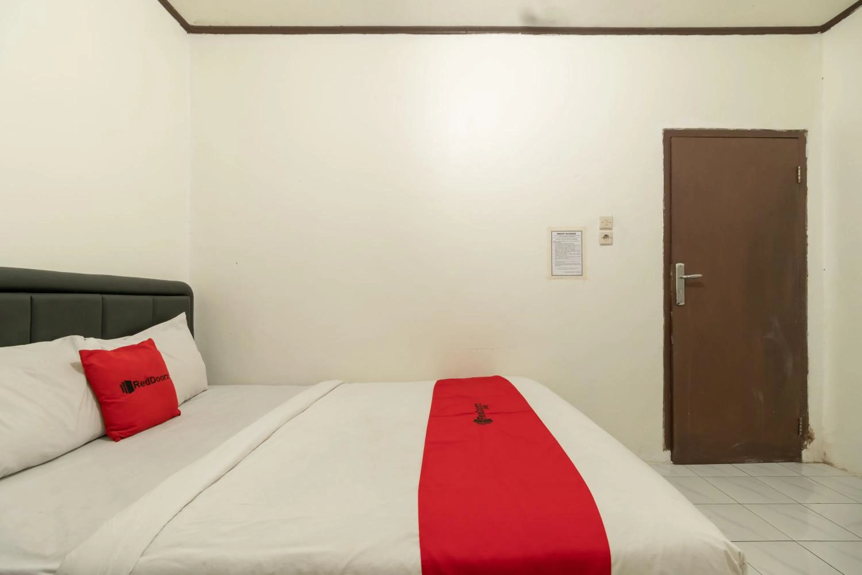 Bedroom, Bed in RedDoorz near Pondok Indah Water Park