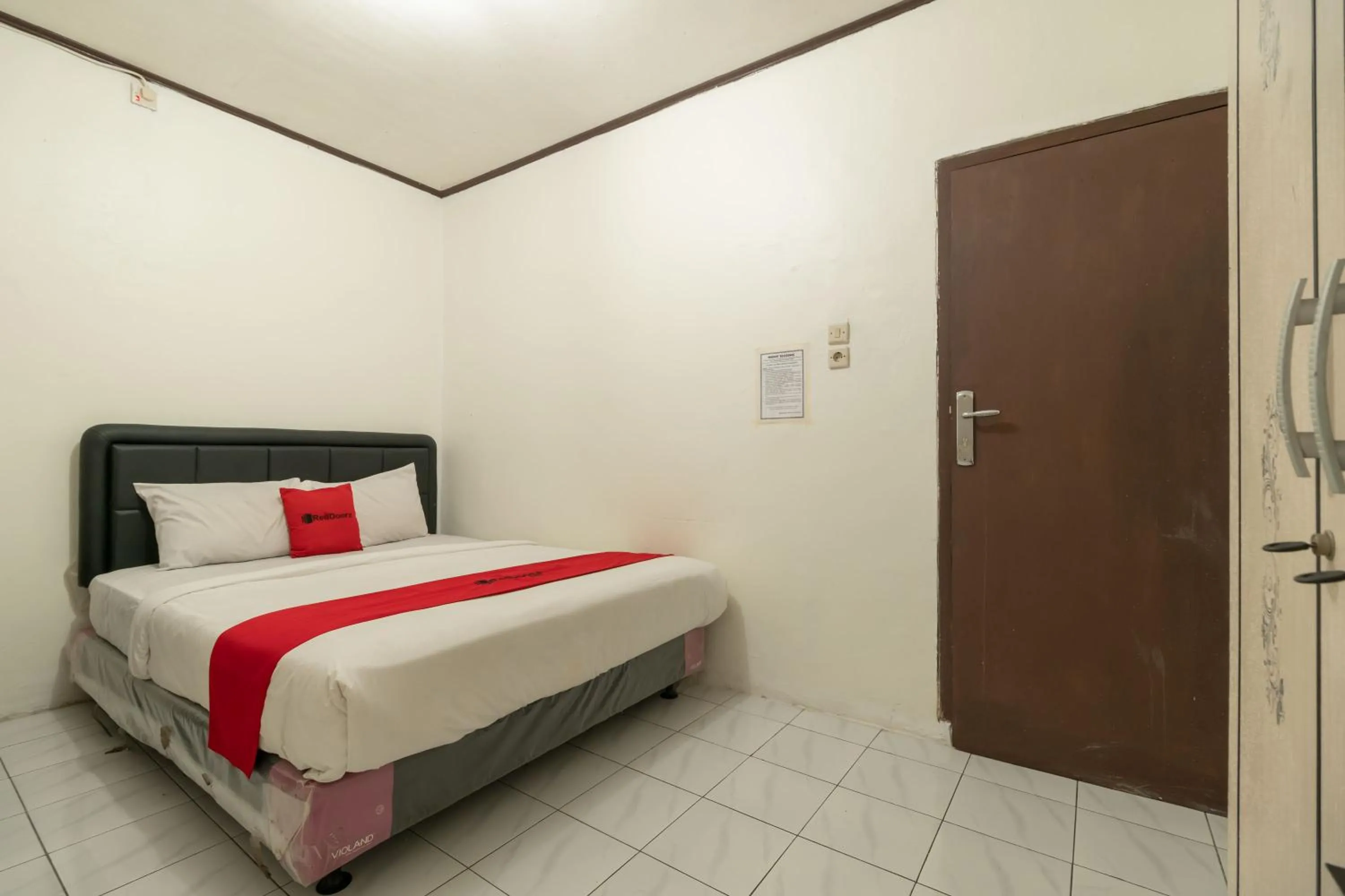 Bedroom, Bed in RedDoorz near Pondok Indah Water Park