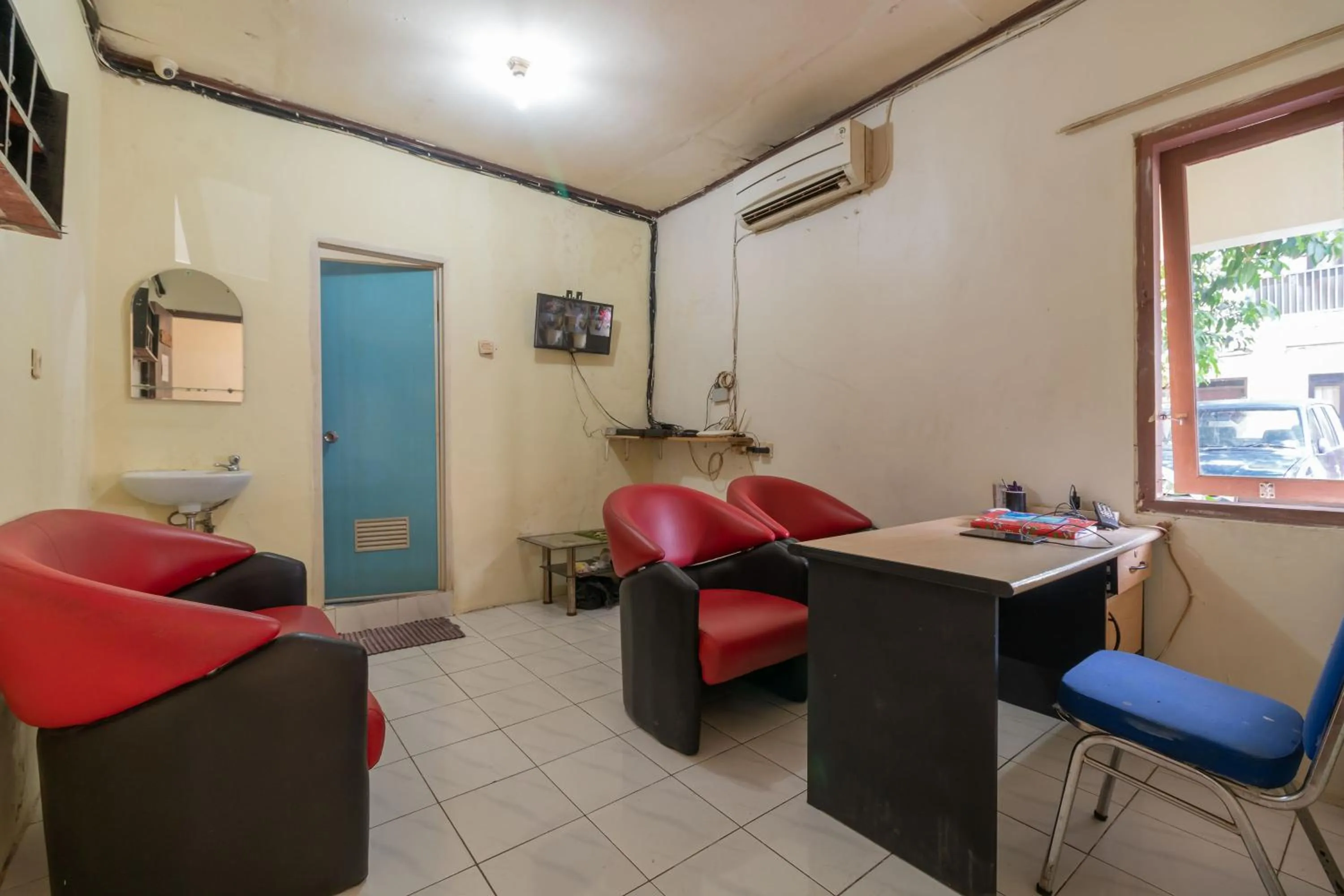 Lobby or reception in RedDoorz near Pondok Indah Water Park