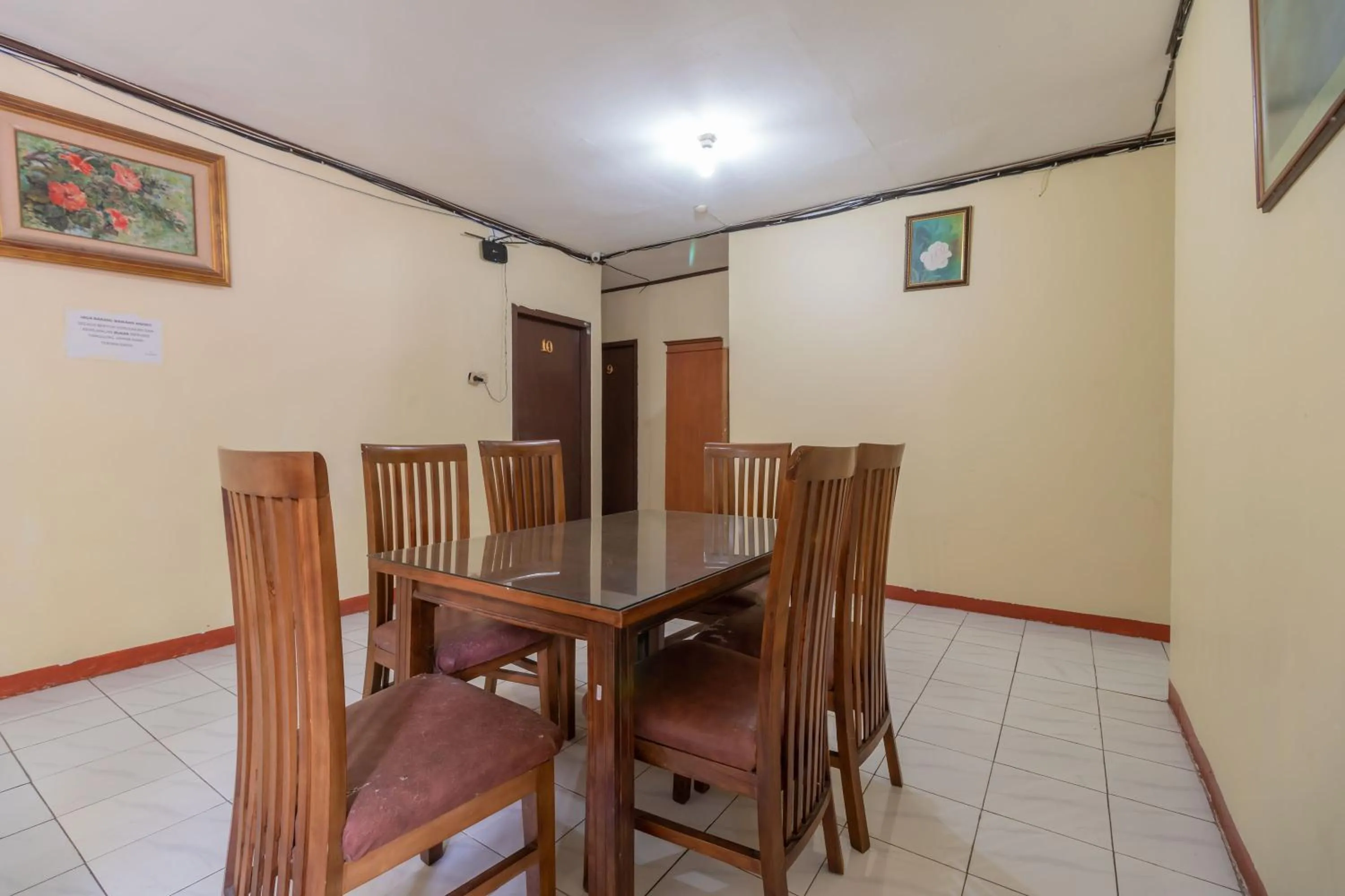 Dining area in RedDoorz near Pondok Indah Water Park