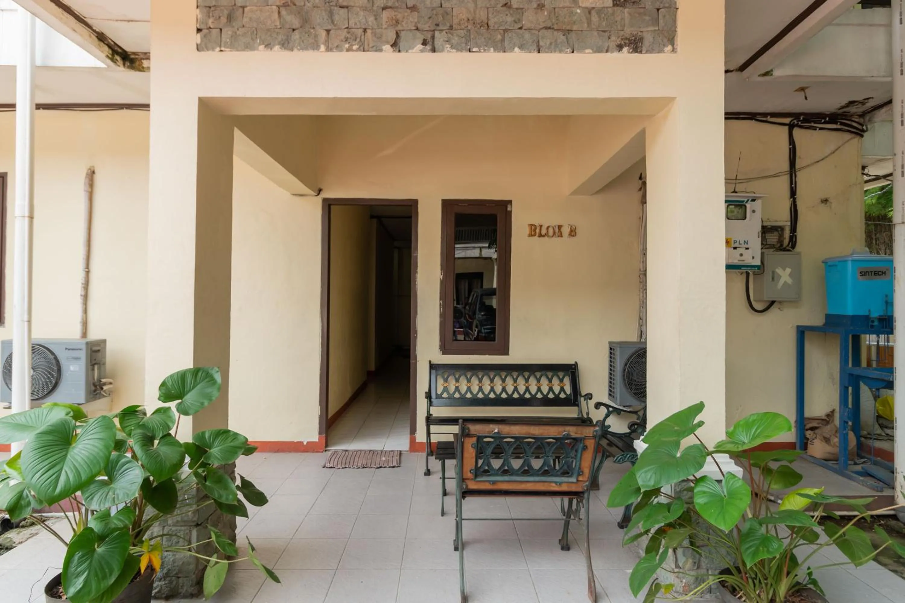 Seating area in RedDoorz near Pondok Indah Water Park