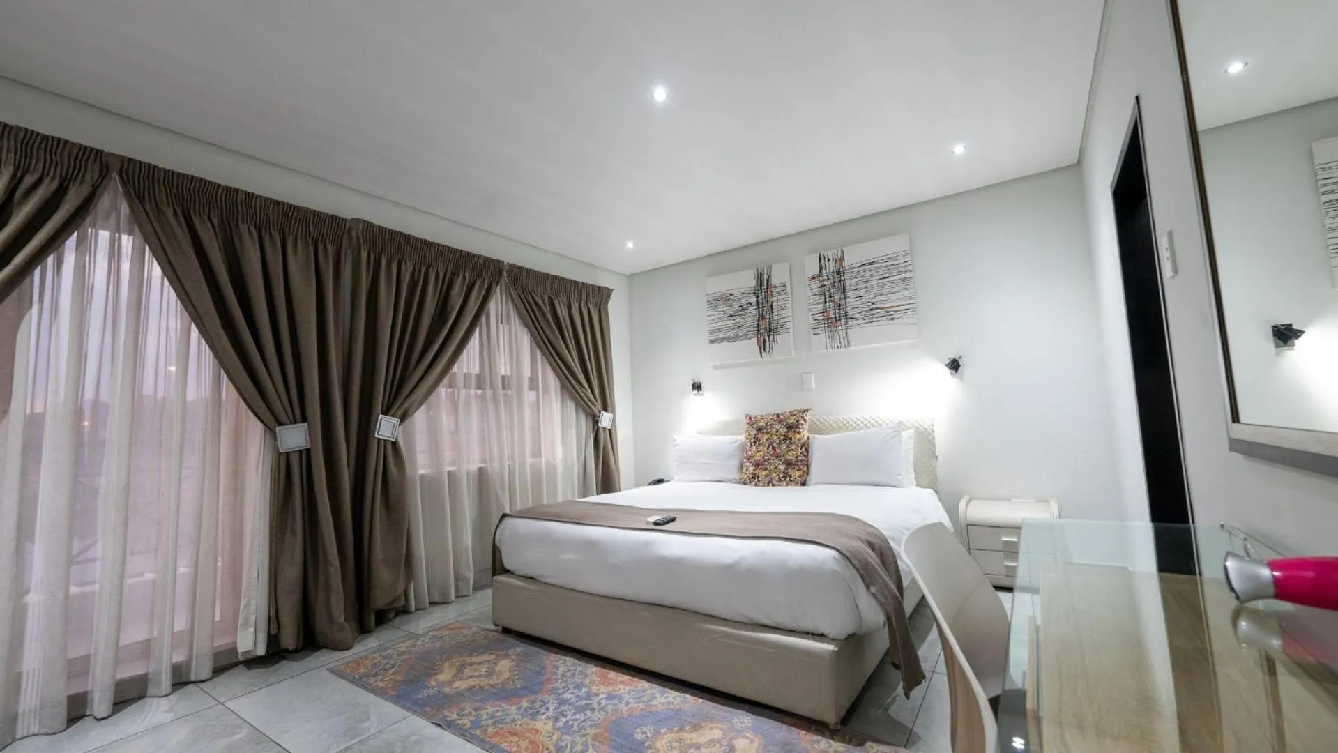 Bed in ANEW Hotel & Convention Centre OR Tambo Johannesburg