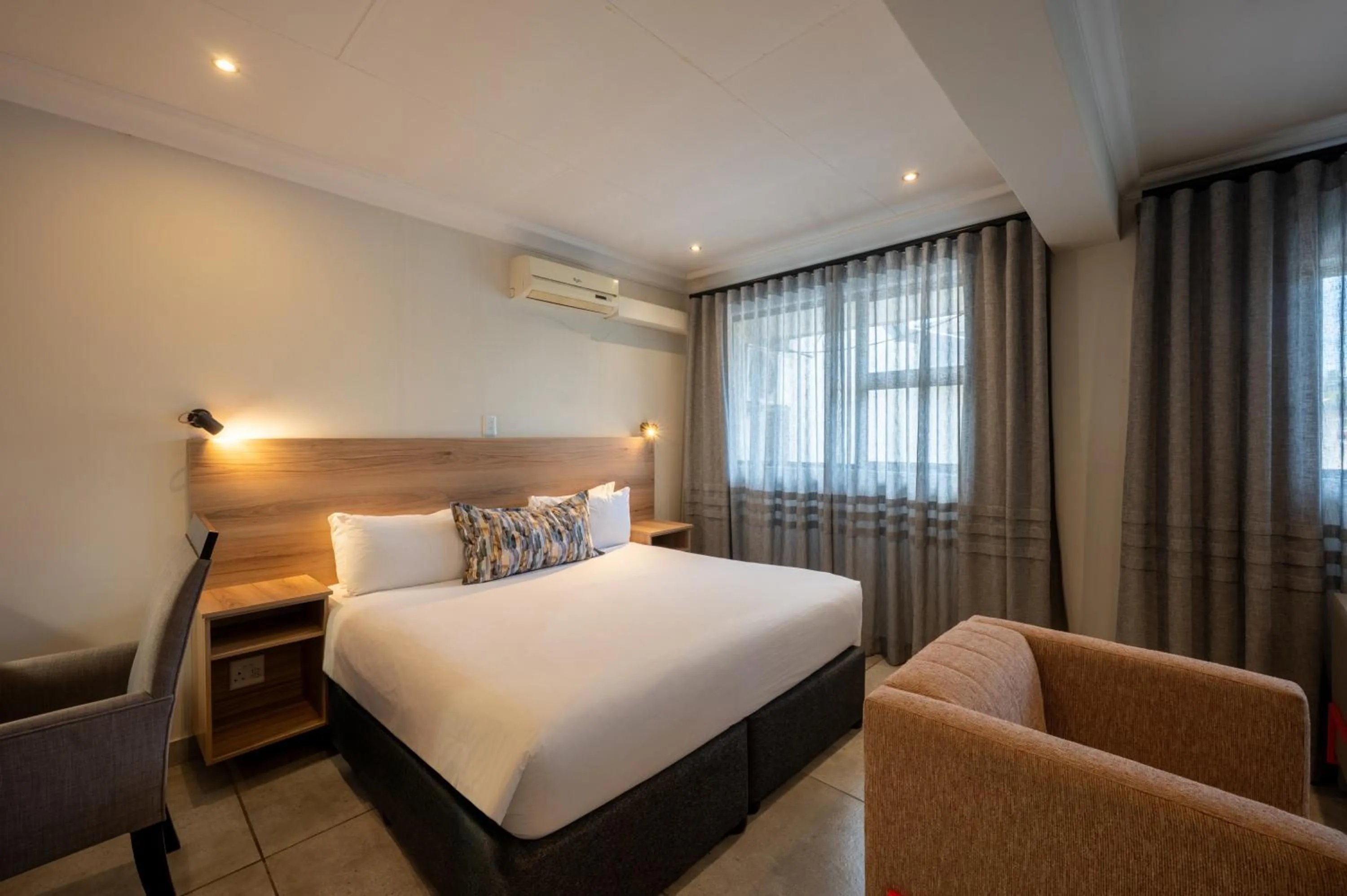 Bed in ANEW Hotel & Convention Centre OR Tambo Johannesburg