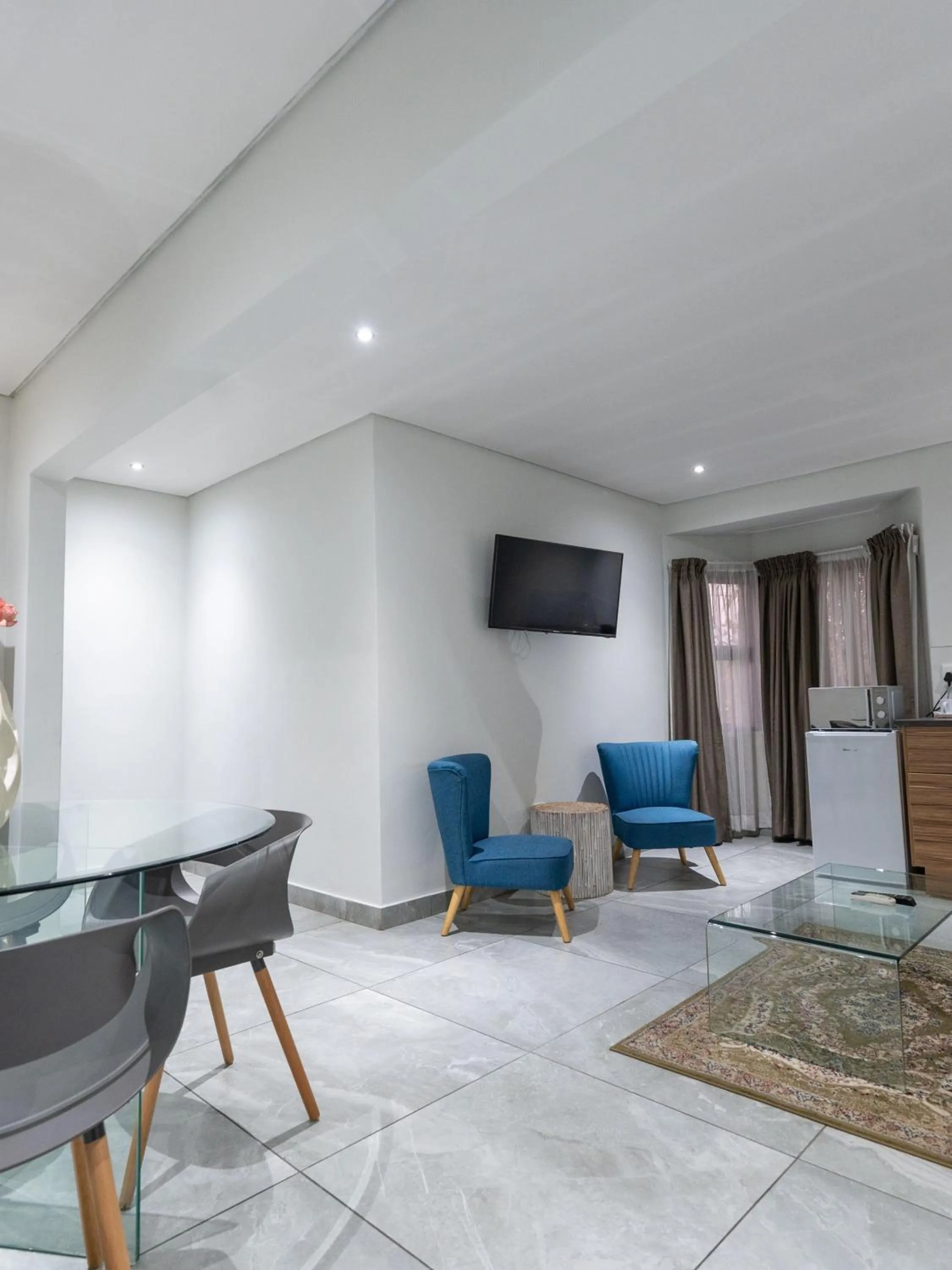 Communal lounge/ TV room in ANEW Hotel & Convention Centre OR Tambo Johannesburg