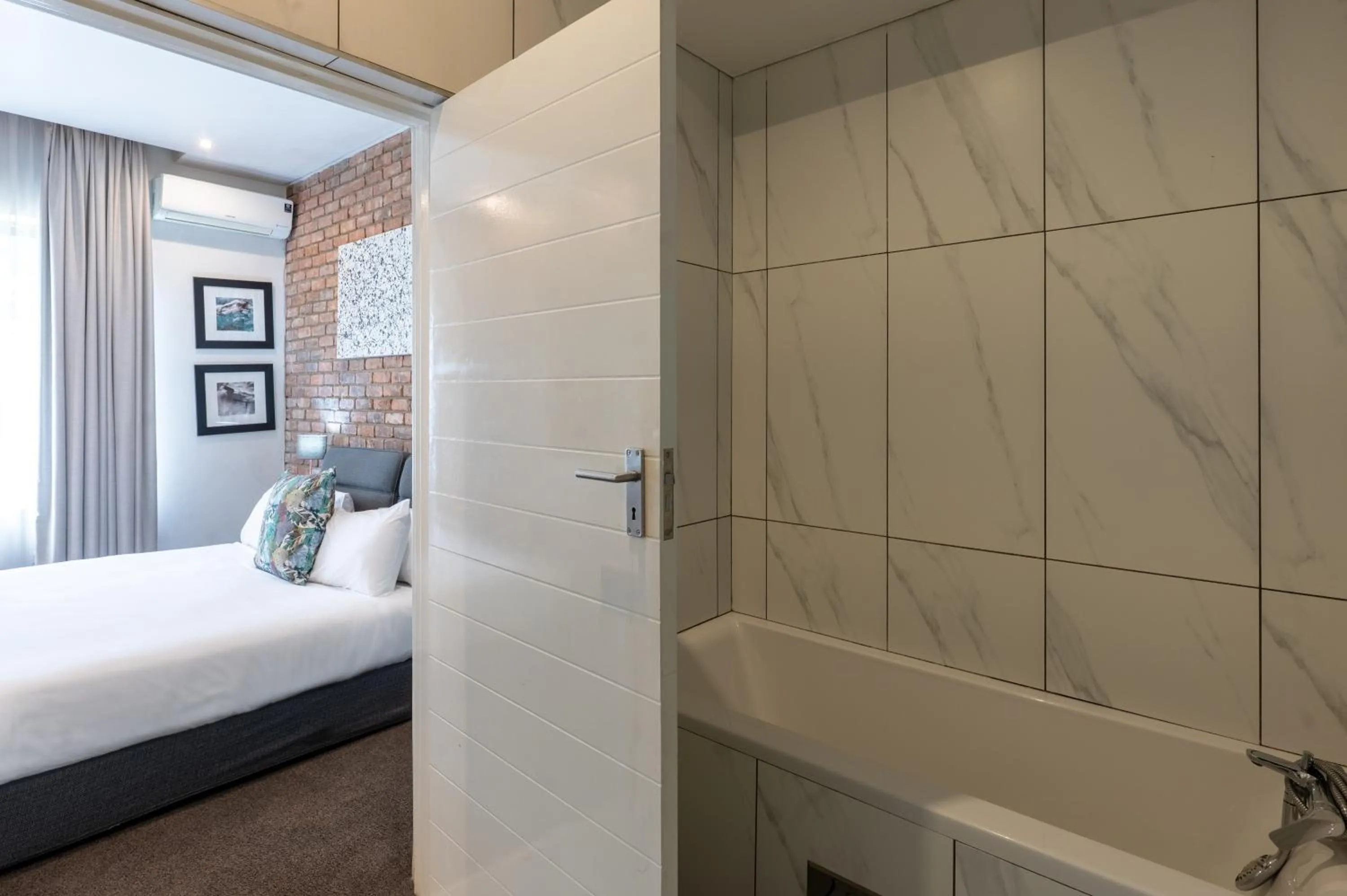 Bed in ANEW Hotel & Convention Centre OR Tambo Johannesburg