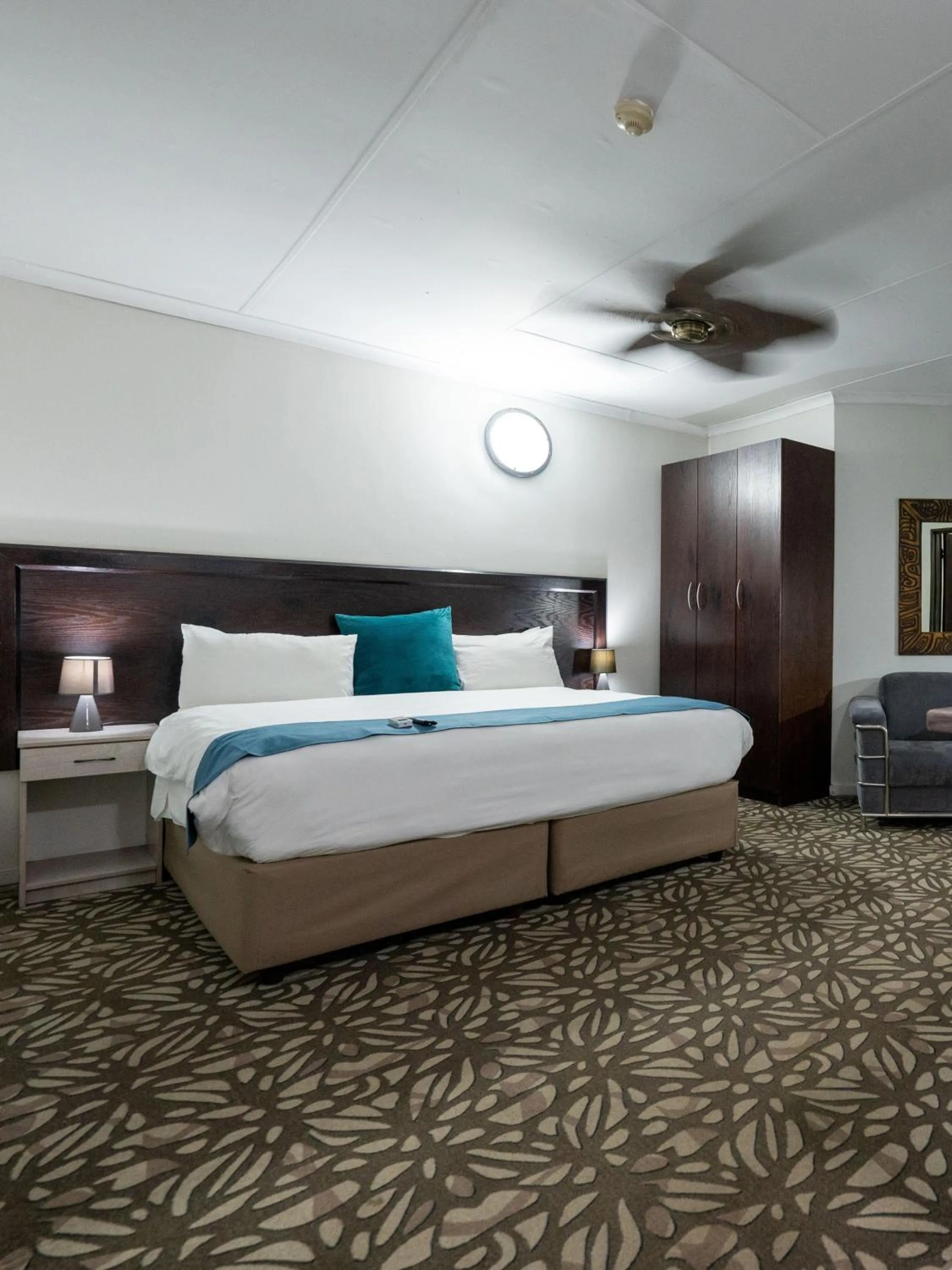 Bedroom, Bed in ANEW Hotel & Convention Centre OR Tambo Johannesburg