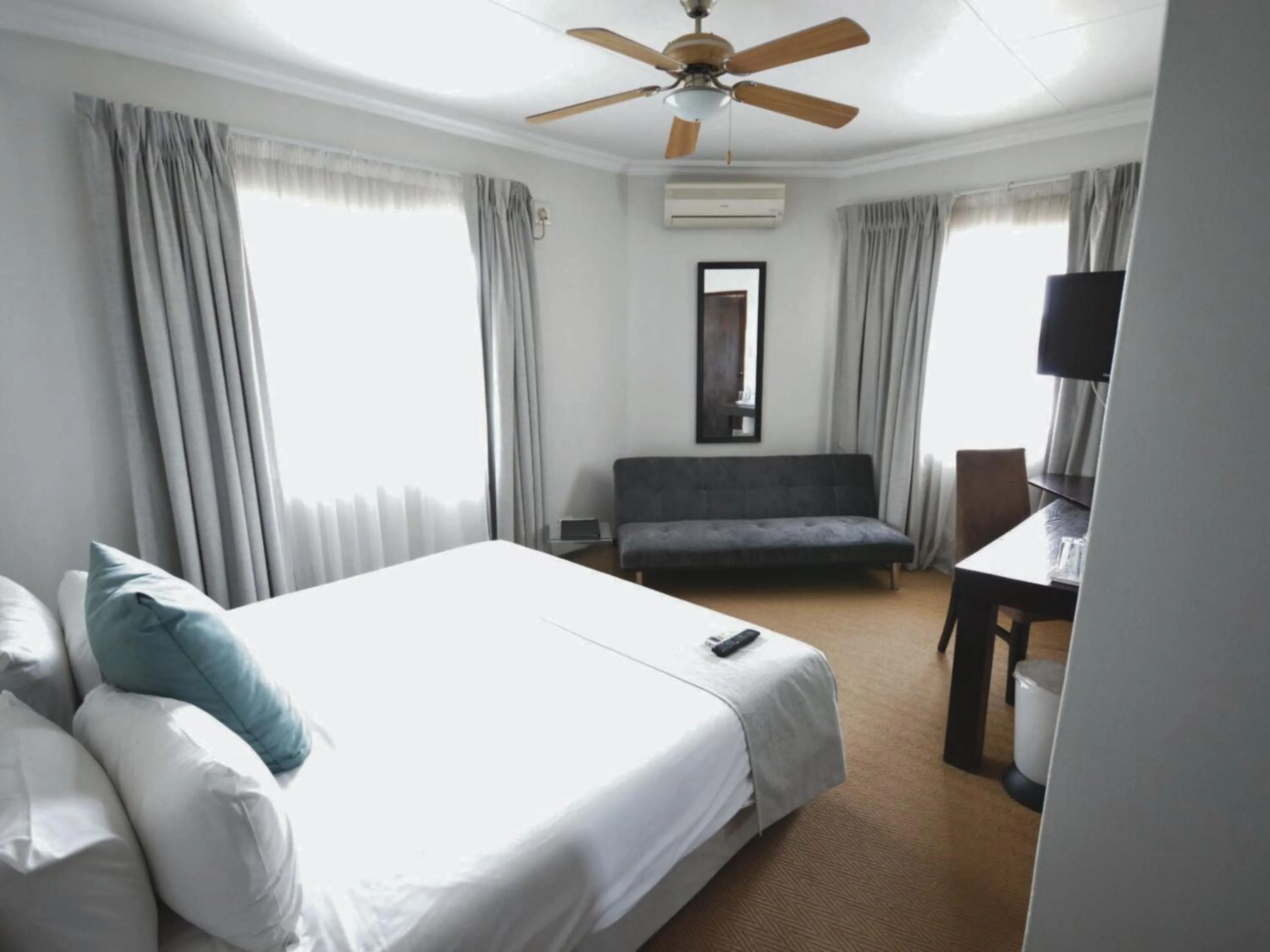 Bed in ANEW Hotel & Convention Centre OR Tambo Johannesburg