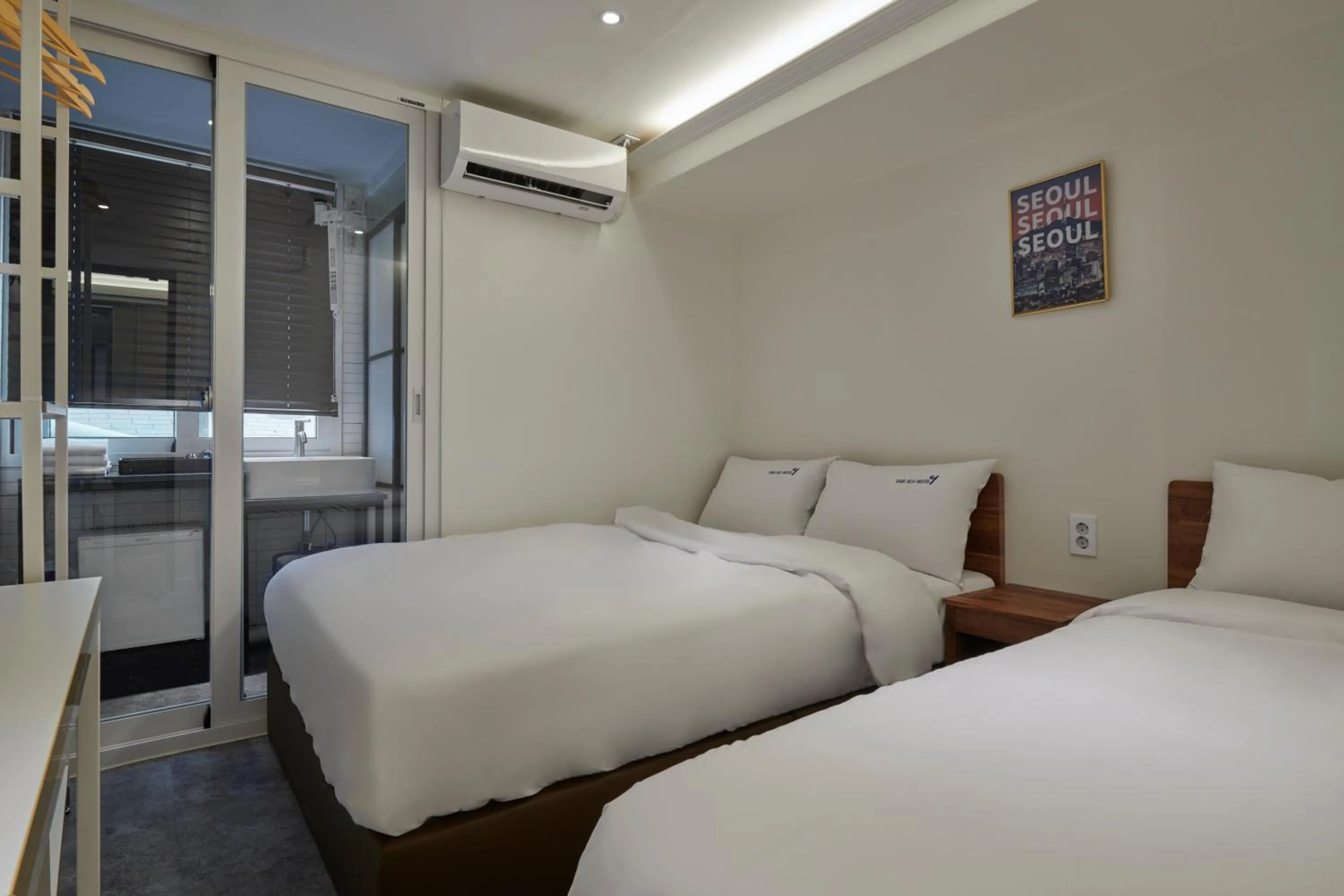 Photo of the whole room, Bed in Eight Rest Hostel Myeongdong
