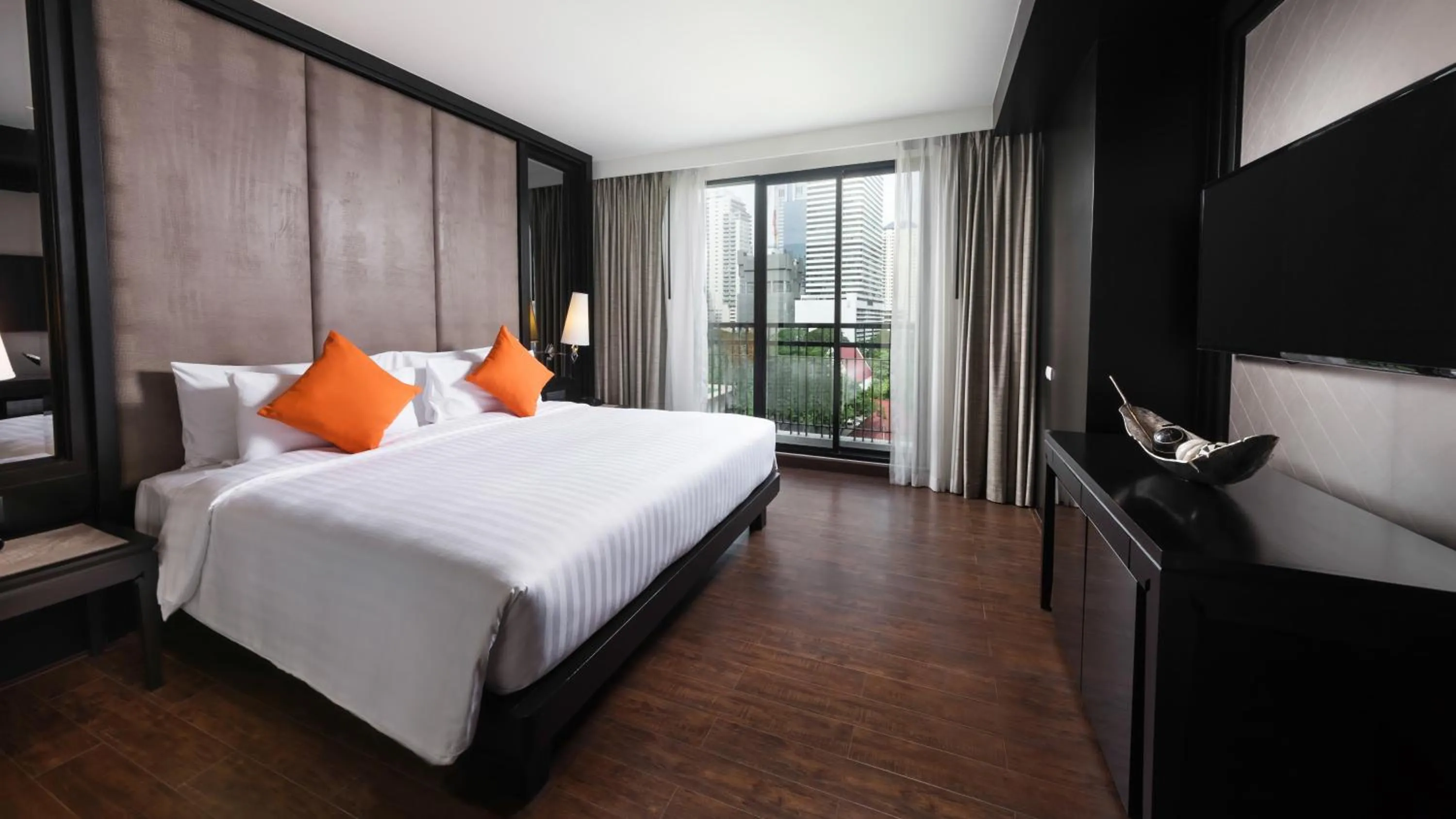 Bedroom, Bed in Mövenpick Hotel Sukhumvit 15 Bangkok
