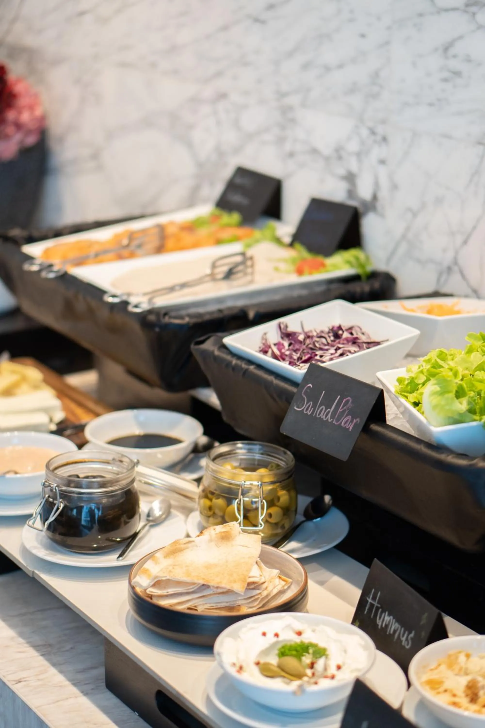 Lounge or bar in Mövenpick Hotel Sukhumvit 15 Bangkok