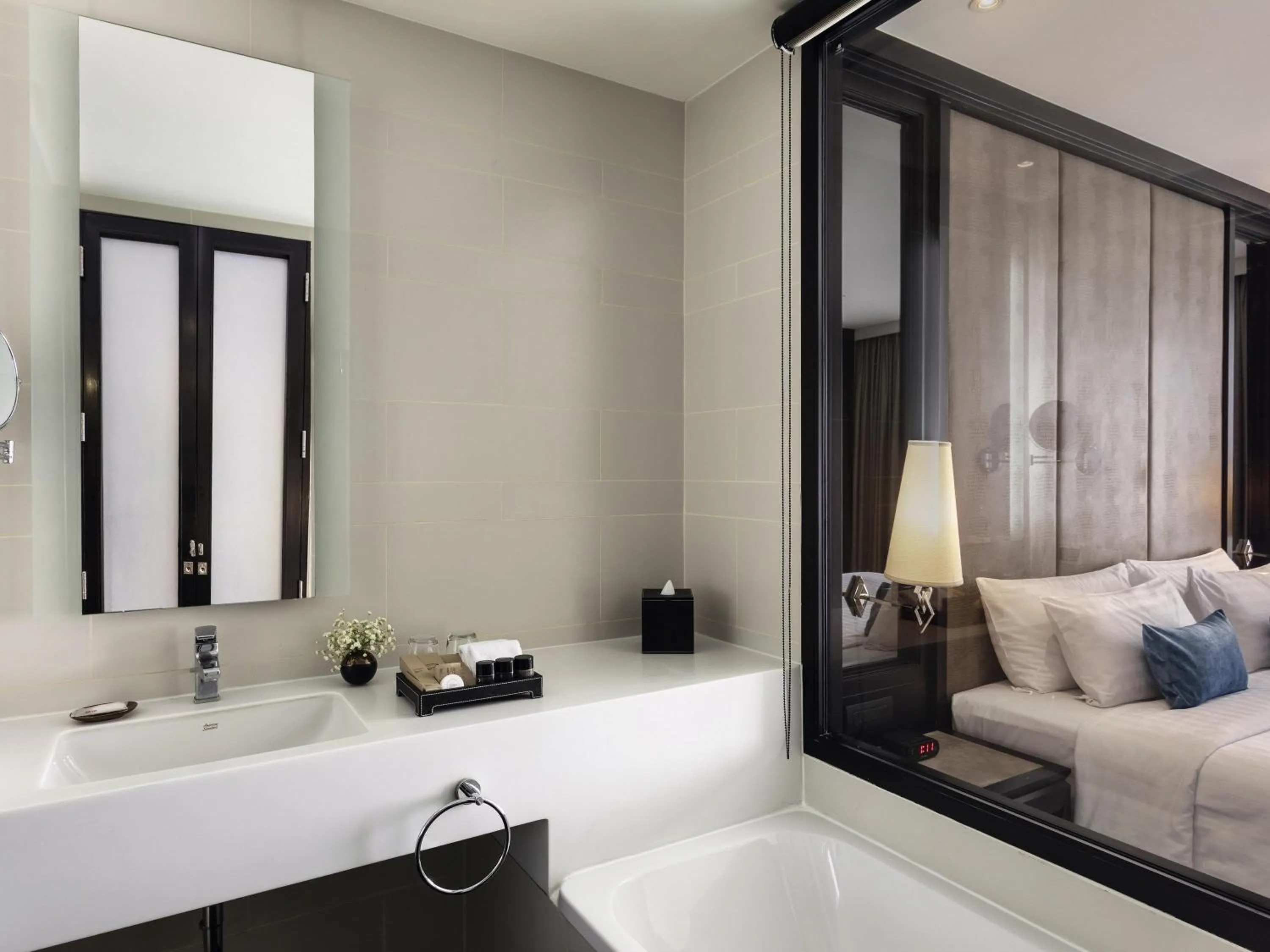 Bedroom, Bed in Mövenpick Hotel Sukhumvit 15 Bangkok