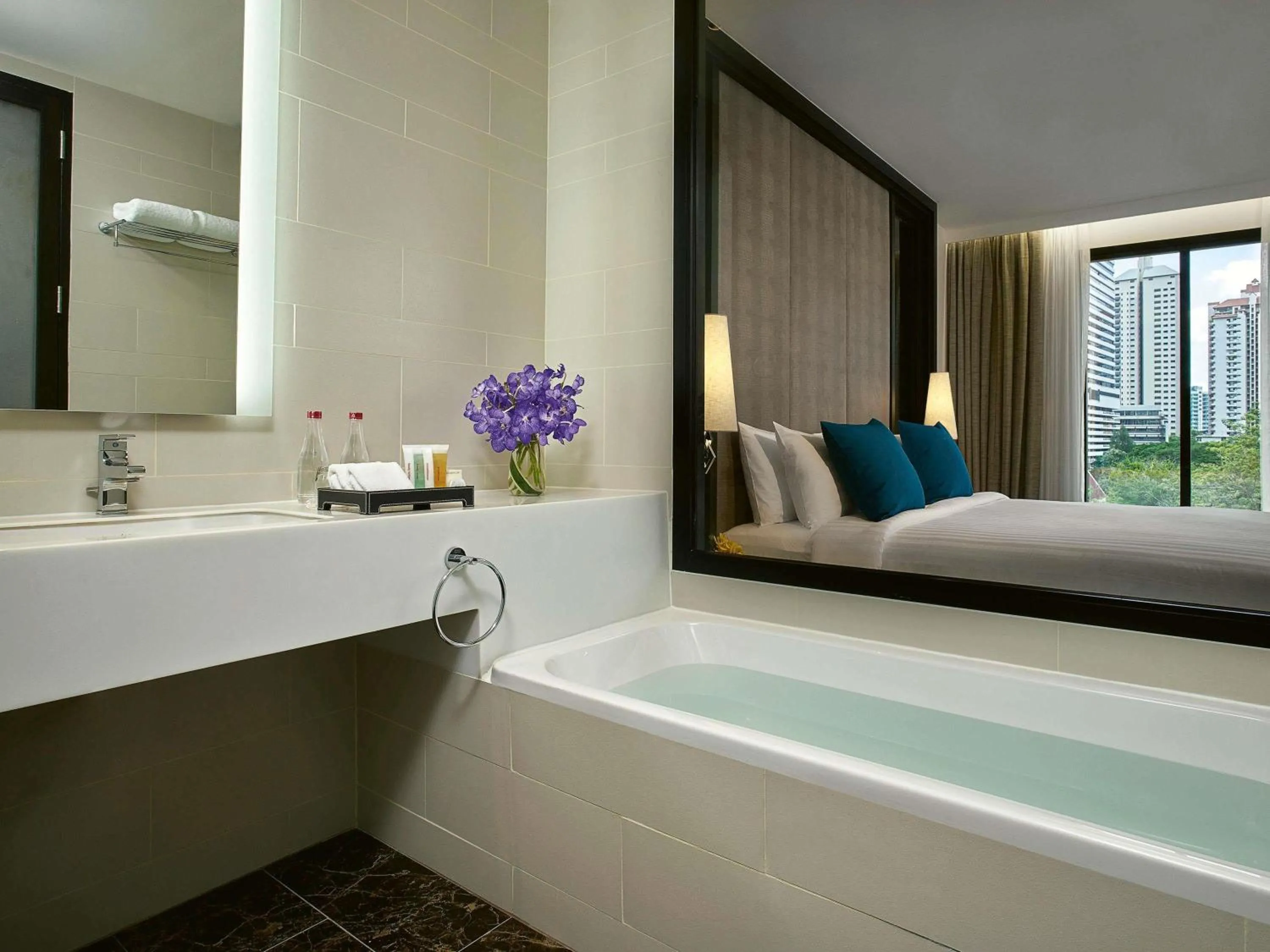 Bedroom, Bed in Mövenpick Hotel Sukhumvit 15 Bangkok