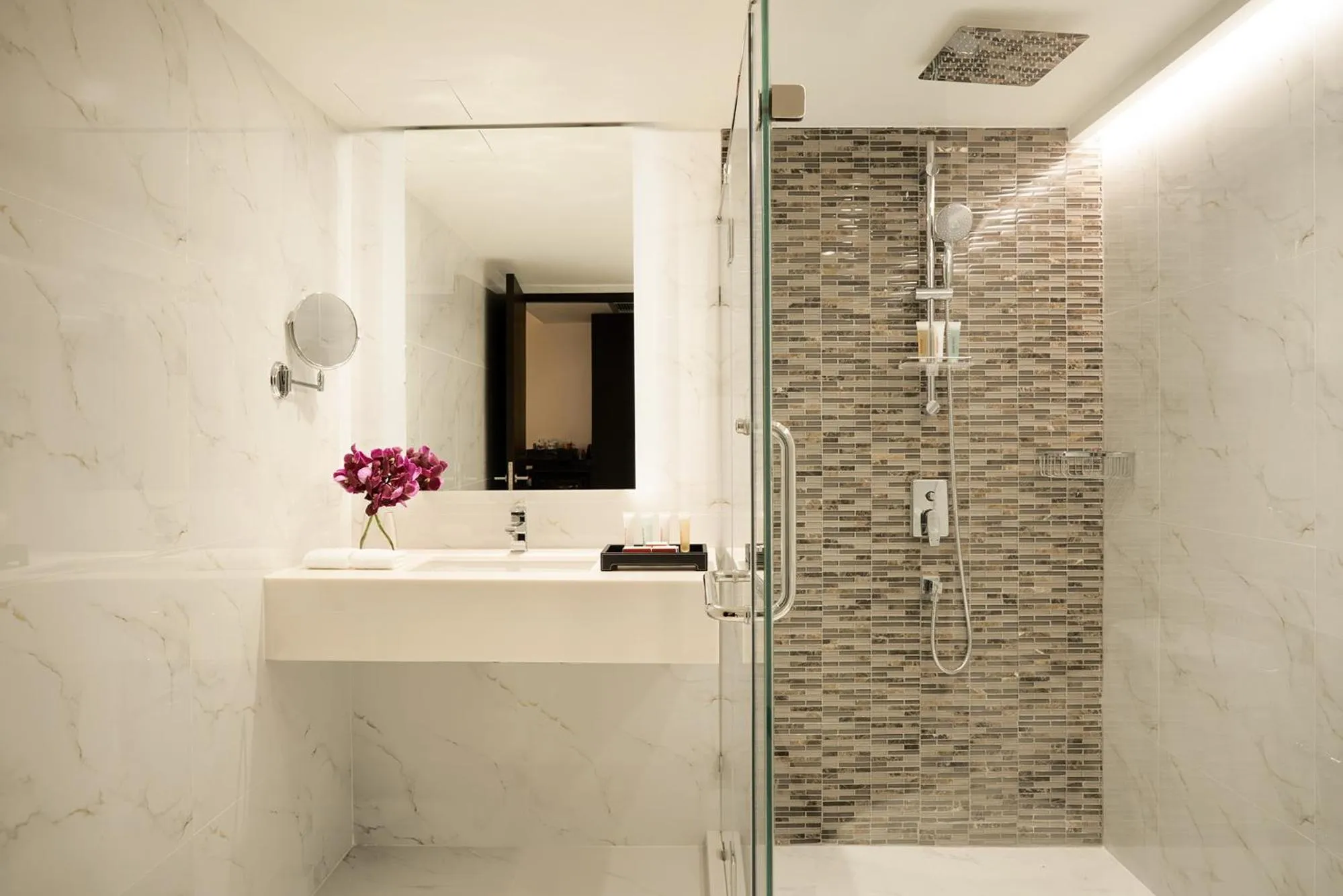 Shower in Mövenpick Hotel Sukhumvit 15 Bangkok