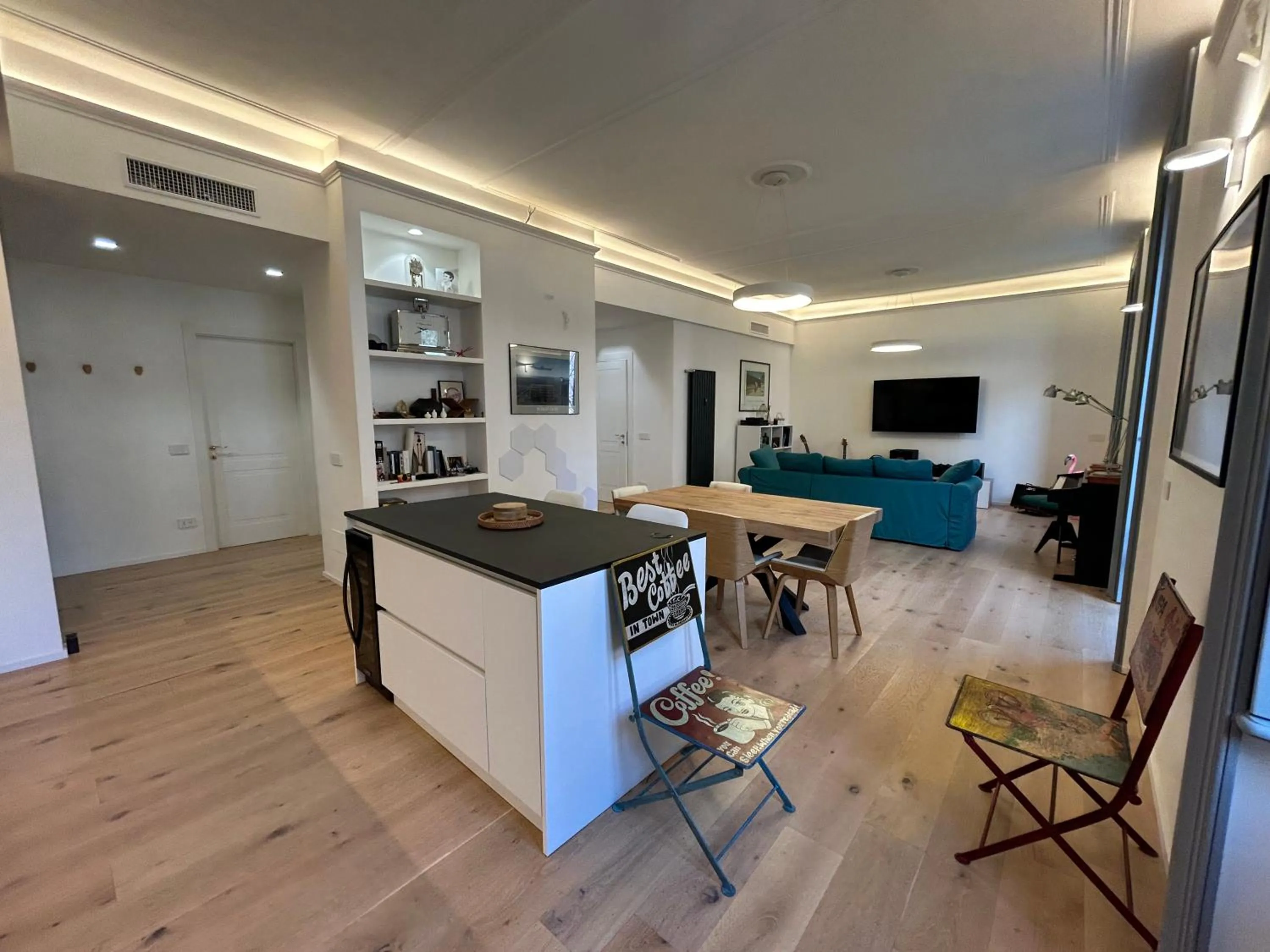 Room in Stunning Central Open Space Apartment