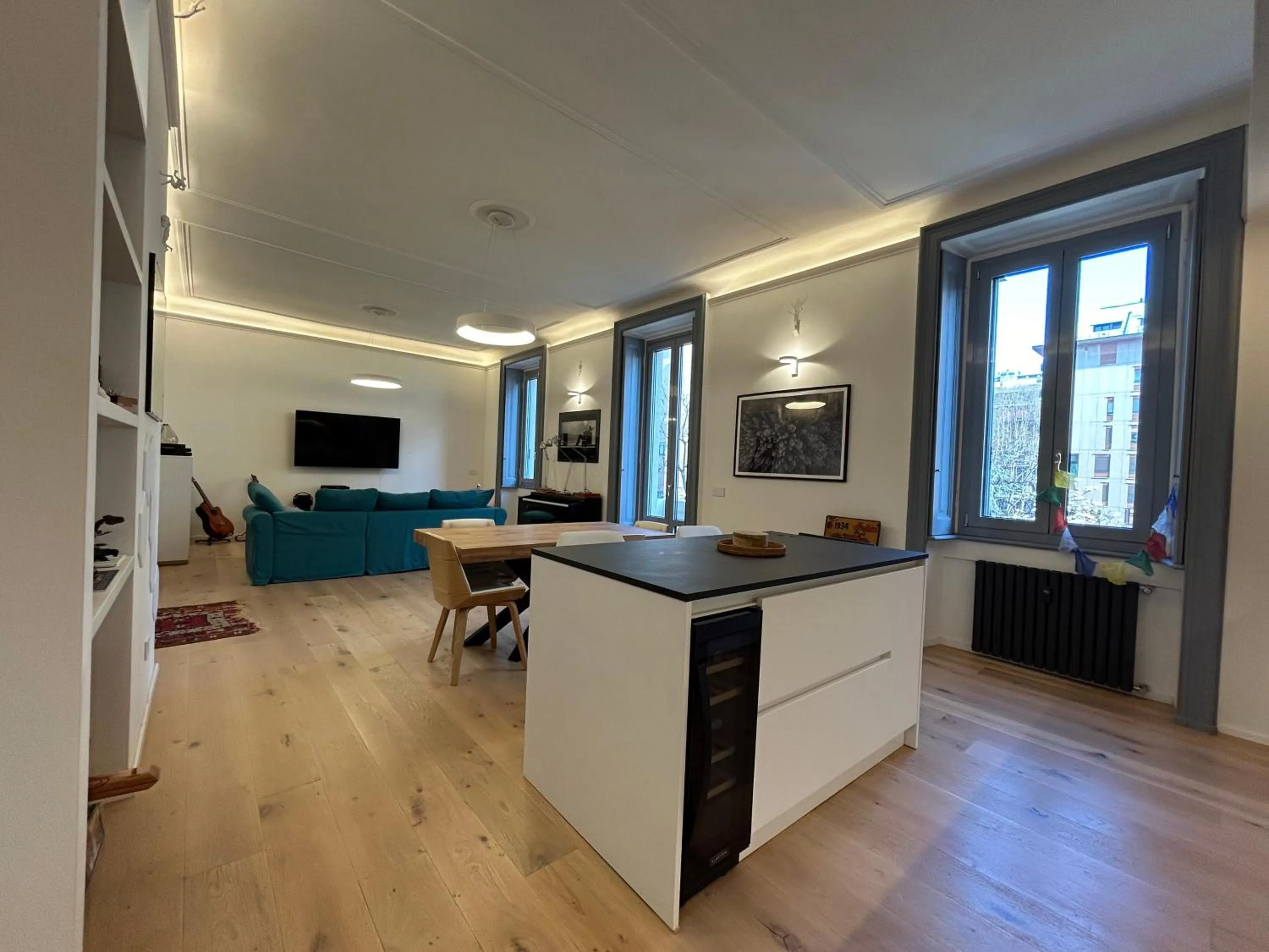 TV and multimedia in Room in Stunning Central Open Space Apartment