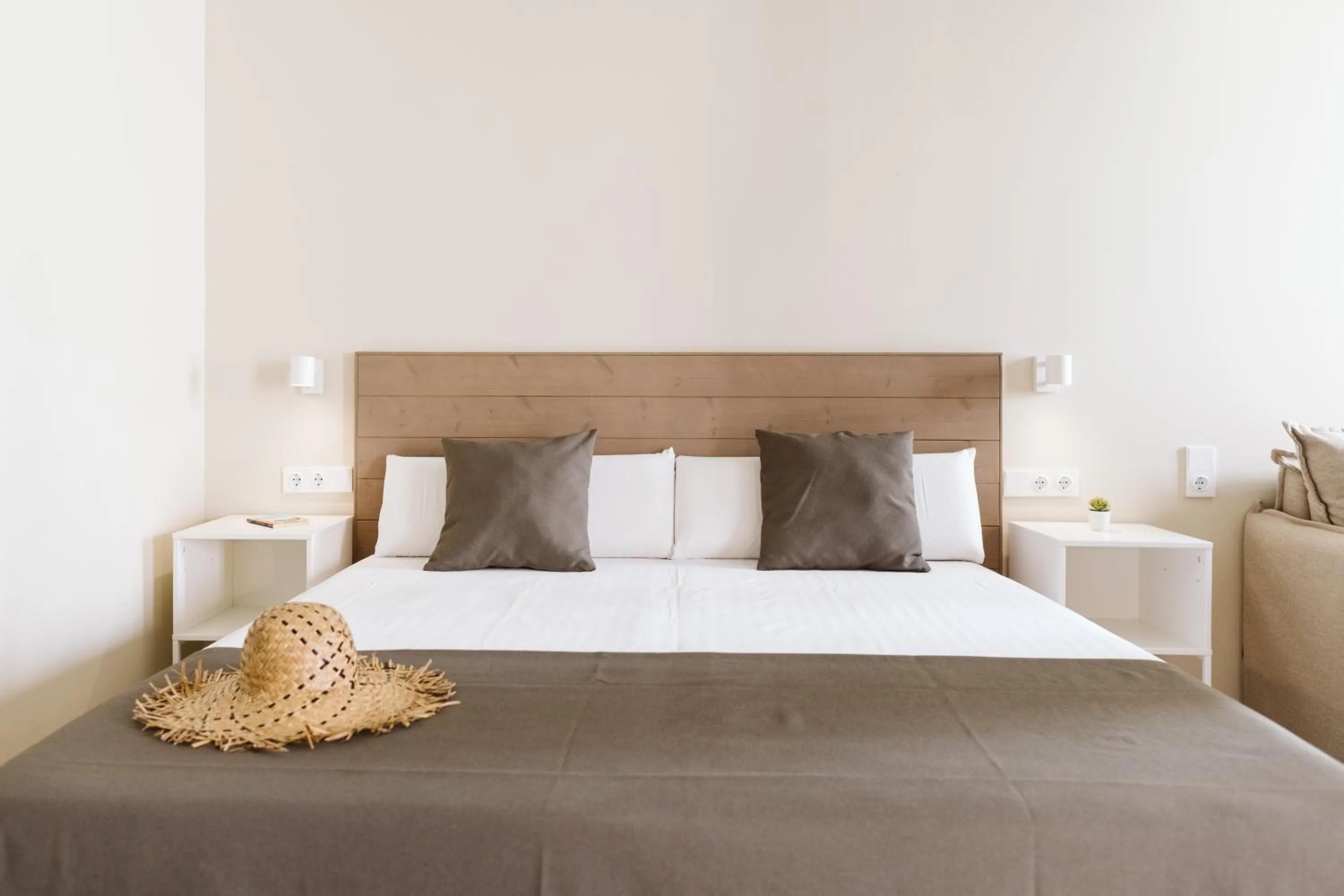 Bed in Lindala Natural